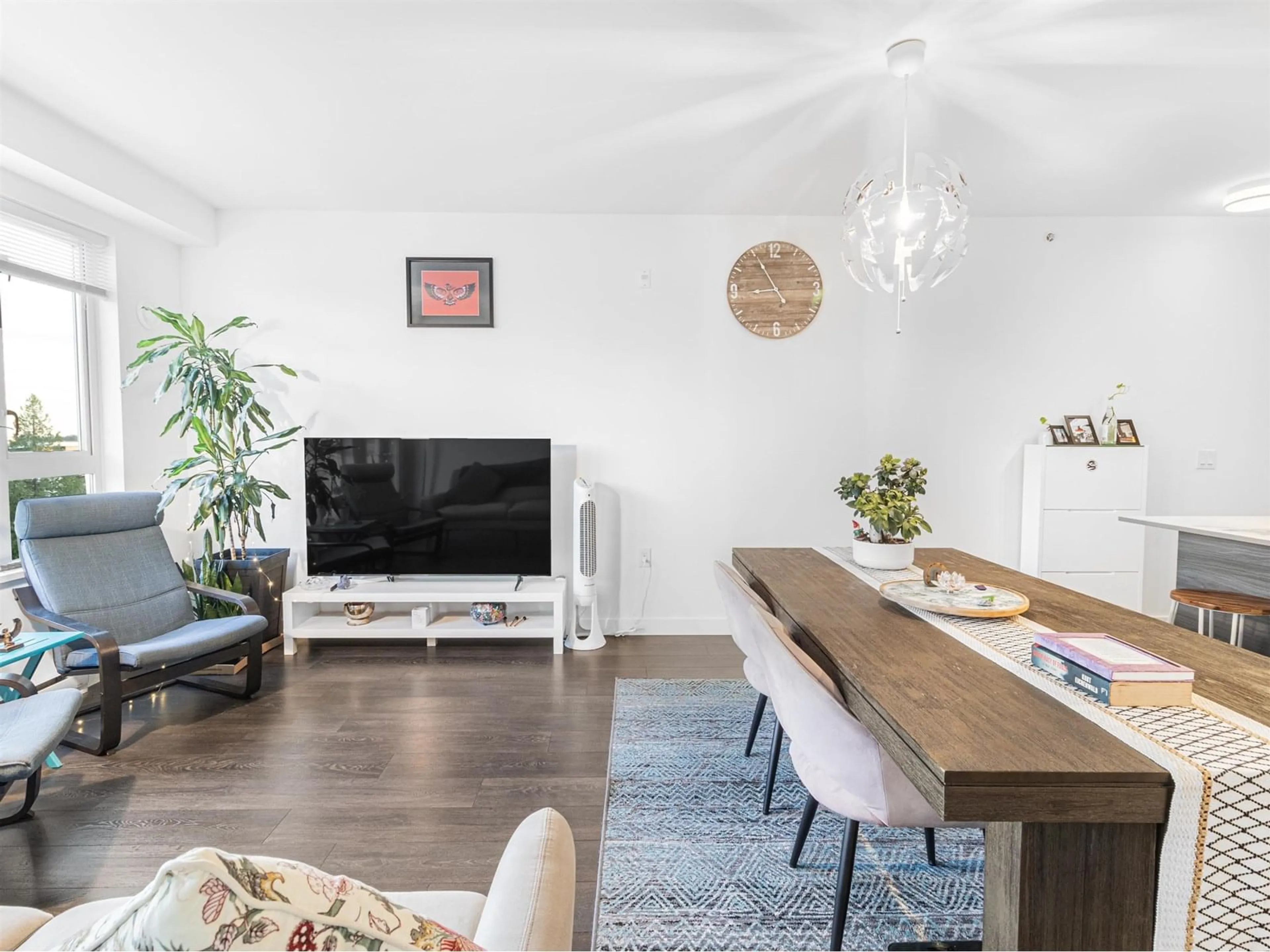 Living room with furniture, wood/laminate floor for 626 - 13963 105, Surrey British Columbia V3T0M9