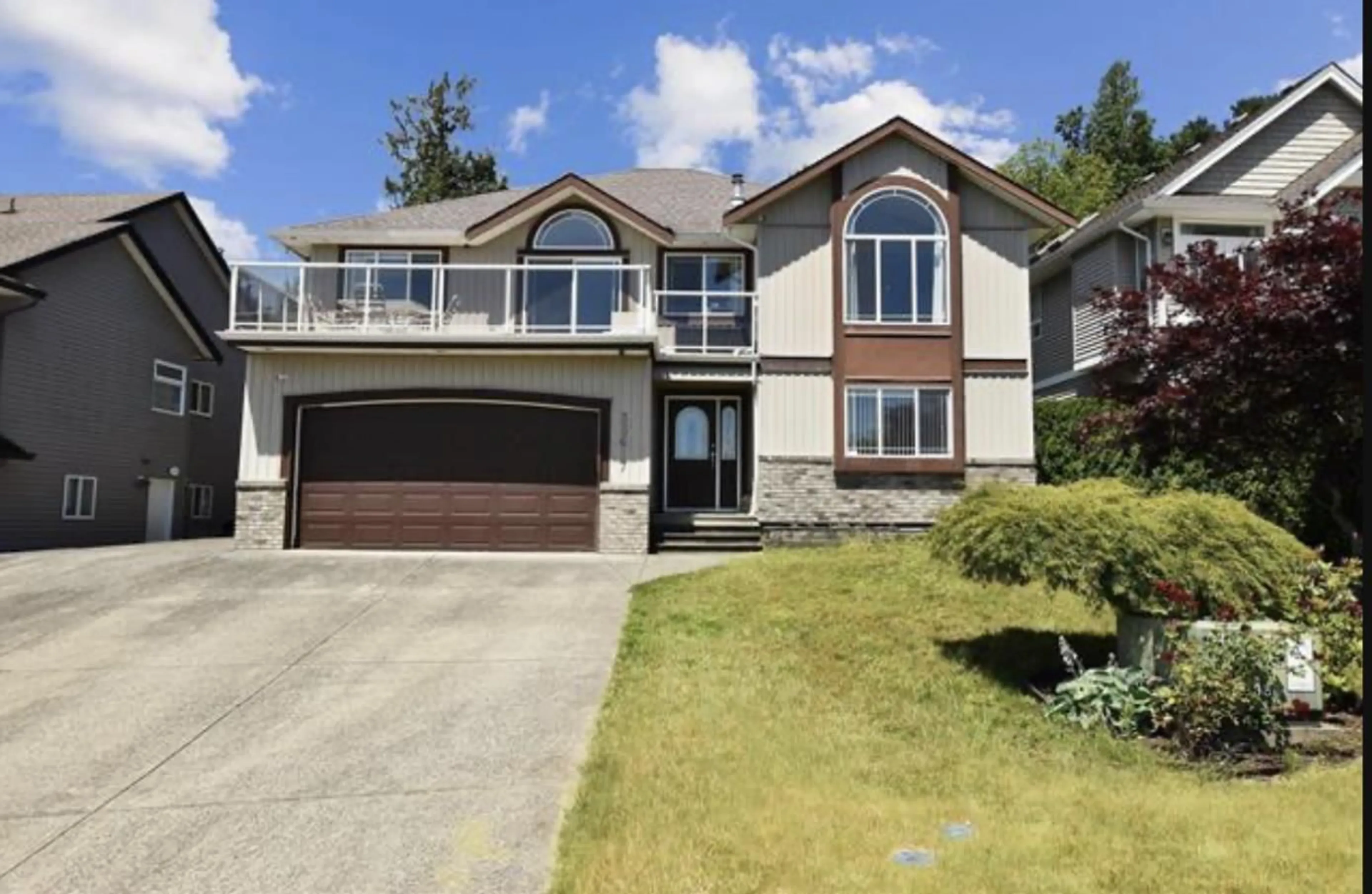 Home with vinyl exterior material, street for 33617 12, Mission British Columbia V2V7B4