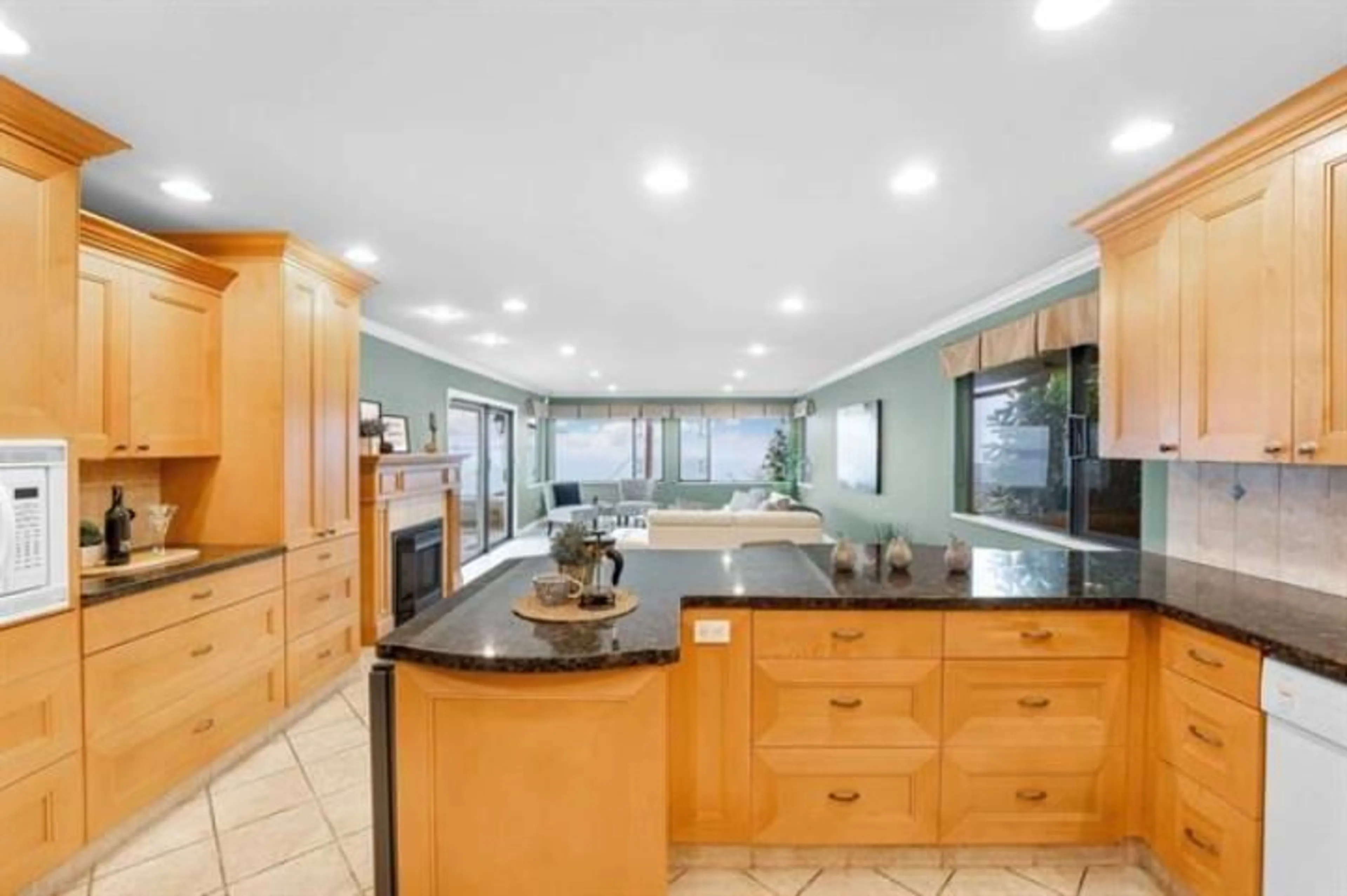 Open concept kitchen, ceramic/tile floor for 13209 MARINE, Surrey British Columbia V4A1E6