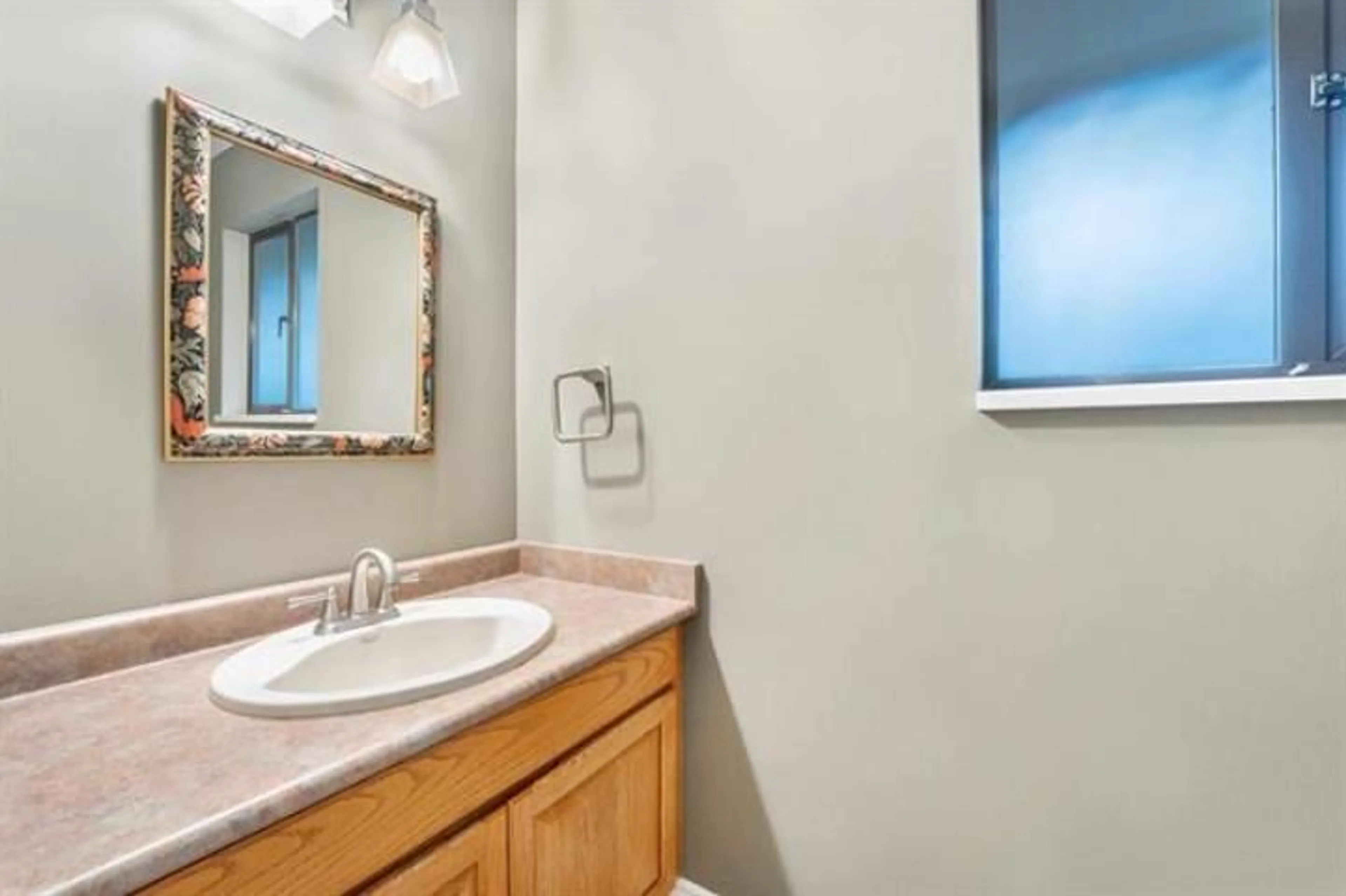 Standard bathroom, ceramic/tile floor for 13209 MARINE, Surrey British Columbia V4A1E6