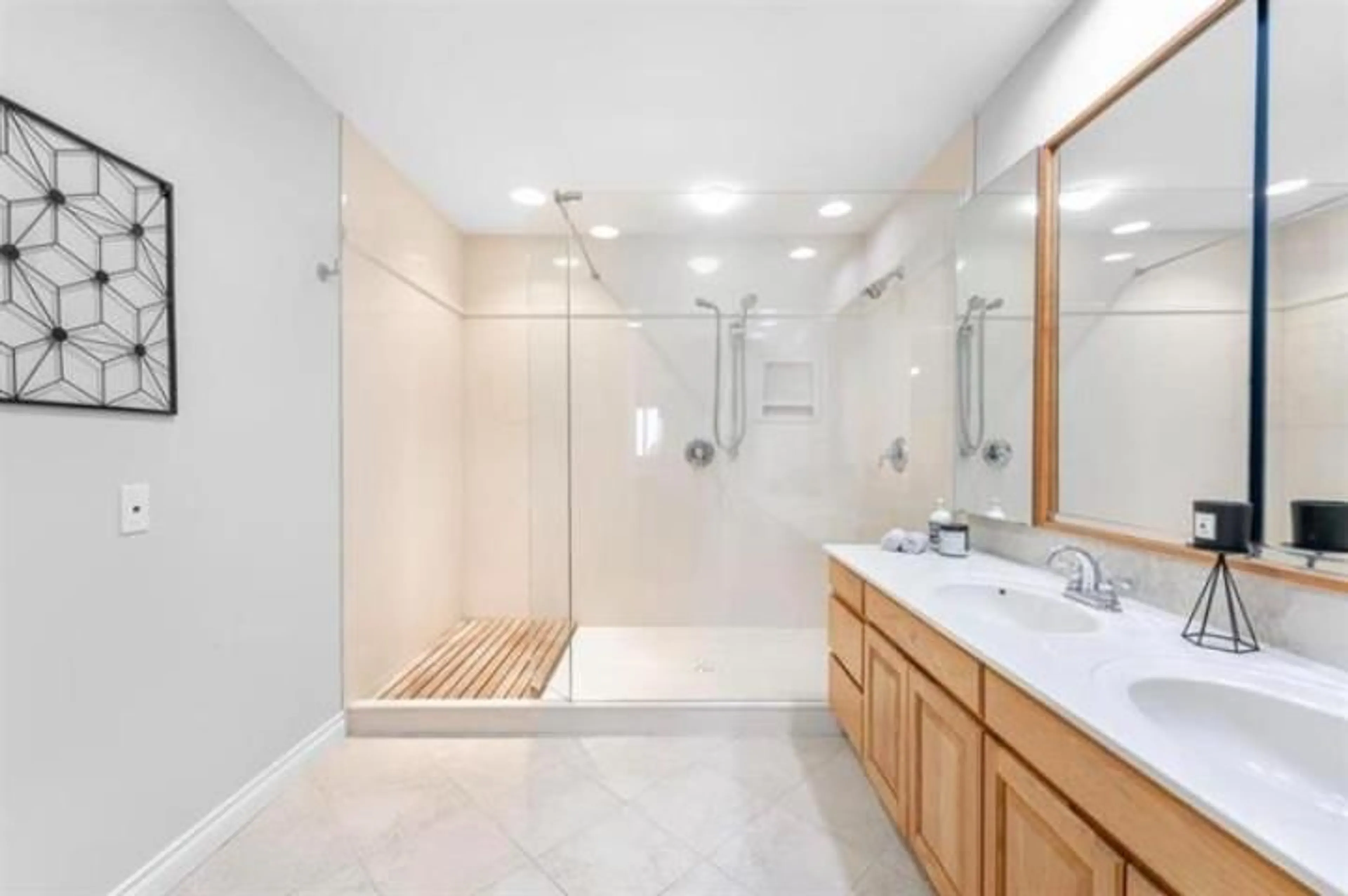 Standard bathroom, ceramic/tile floor for 13209 MARINE, Surrey British Columbia V4A1E6