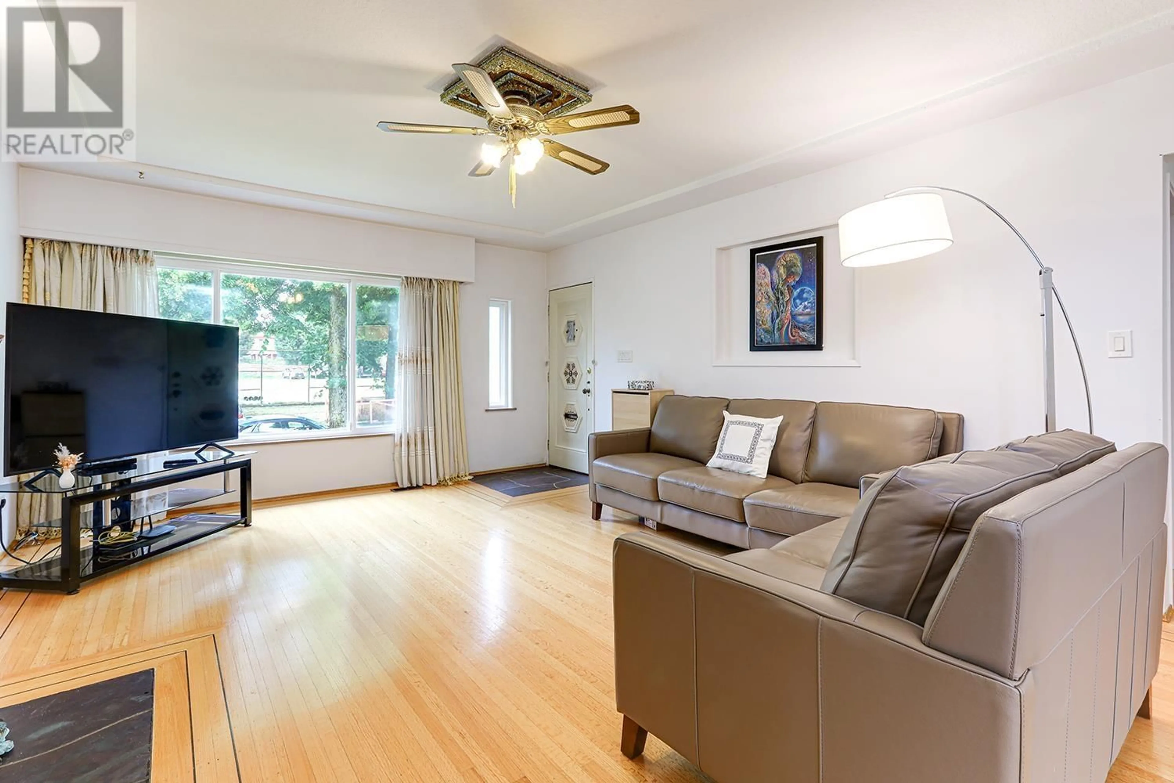 Living room with furniture, wood/laminate floor for 3327 PRICE STREET, Vancouver British Columbia V5R5P8