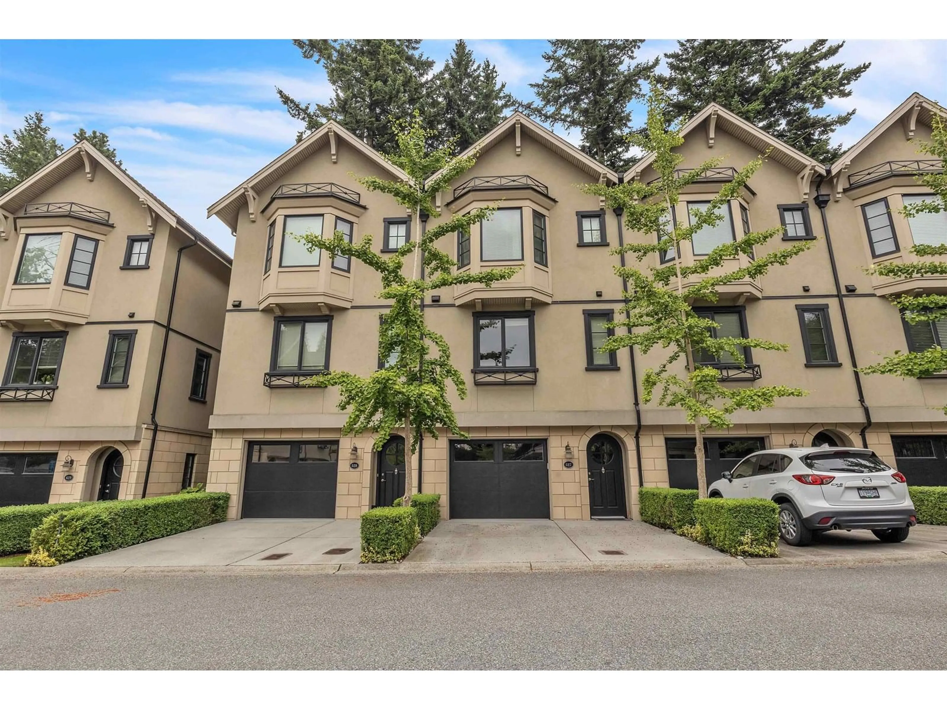 A pic from outside/outdoor area/front of a property/back of a property/a pic from drone, street for 527 - 2580 LANGDON, Abbotsford British Columbia V2T0A9