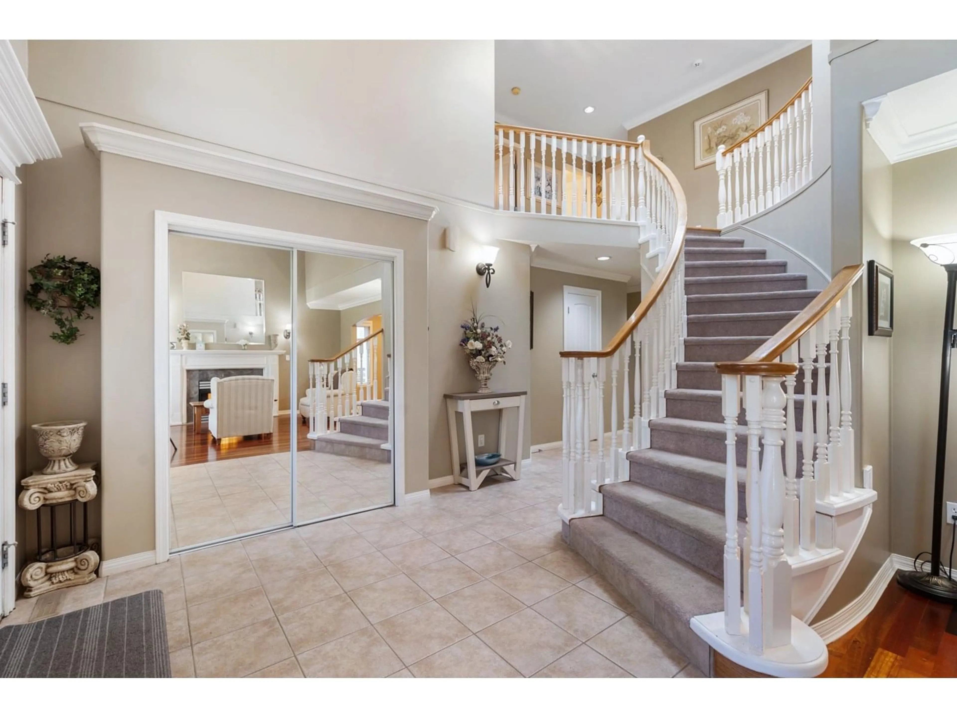 Indoor foyer for 10118 171A, Surrey British Columbia V4N3L3