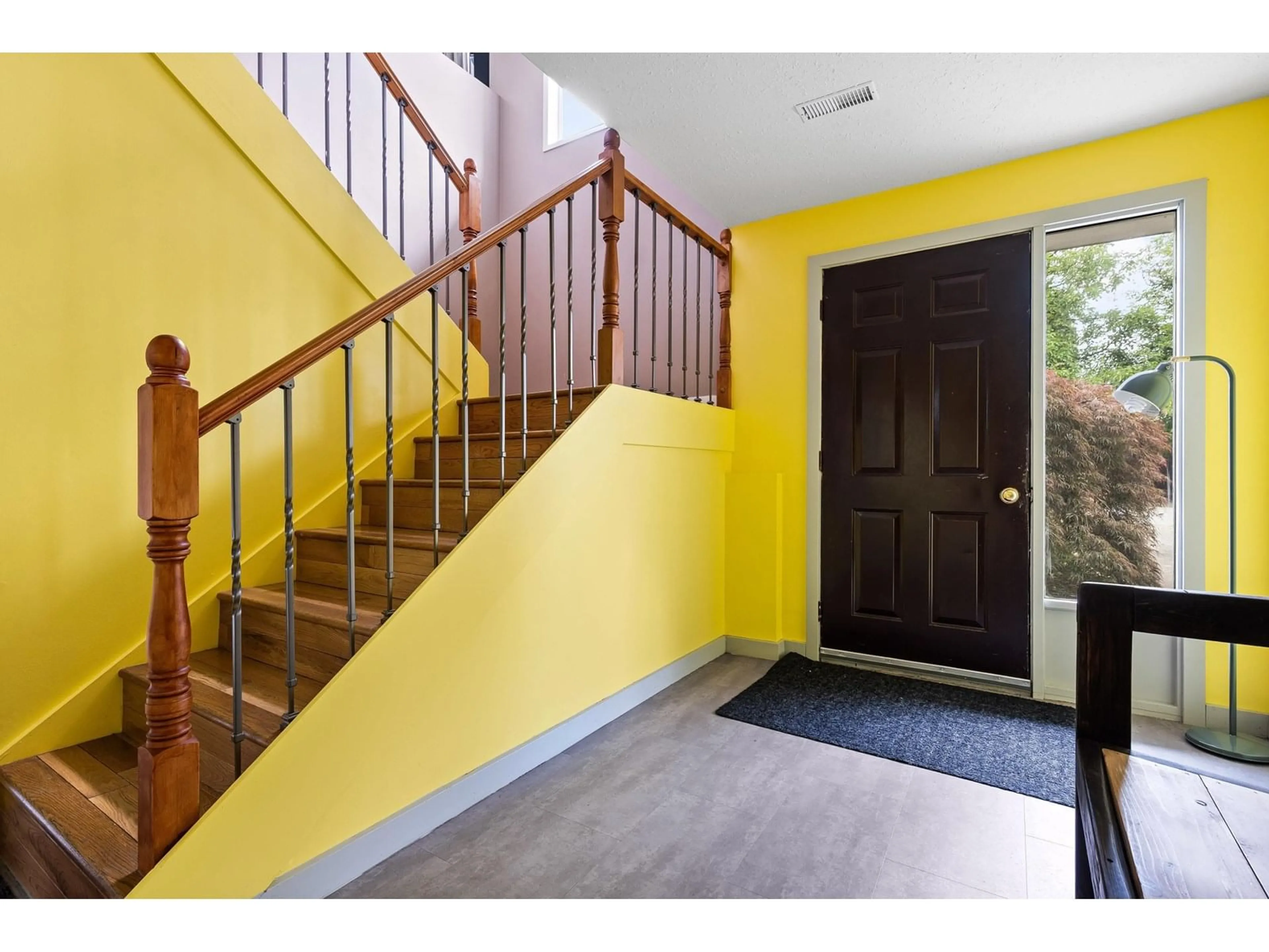 Indoor entryway for 33332 WREN, Abbotsford British Columbia V2S5W1