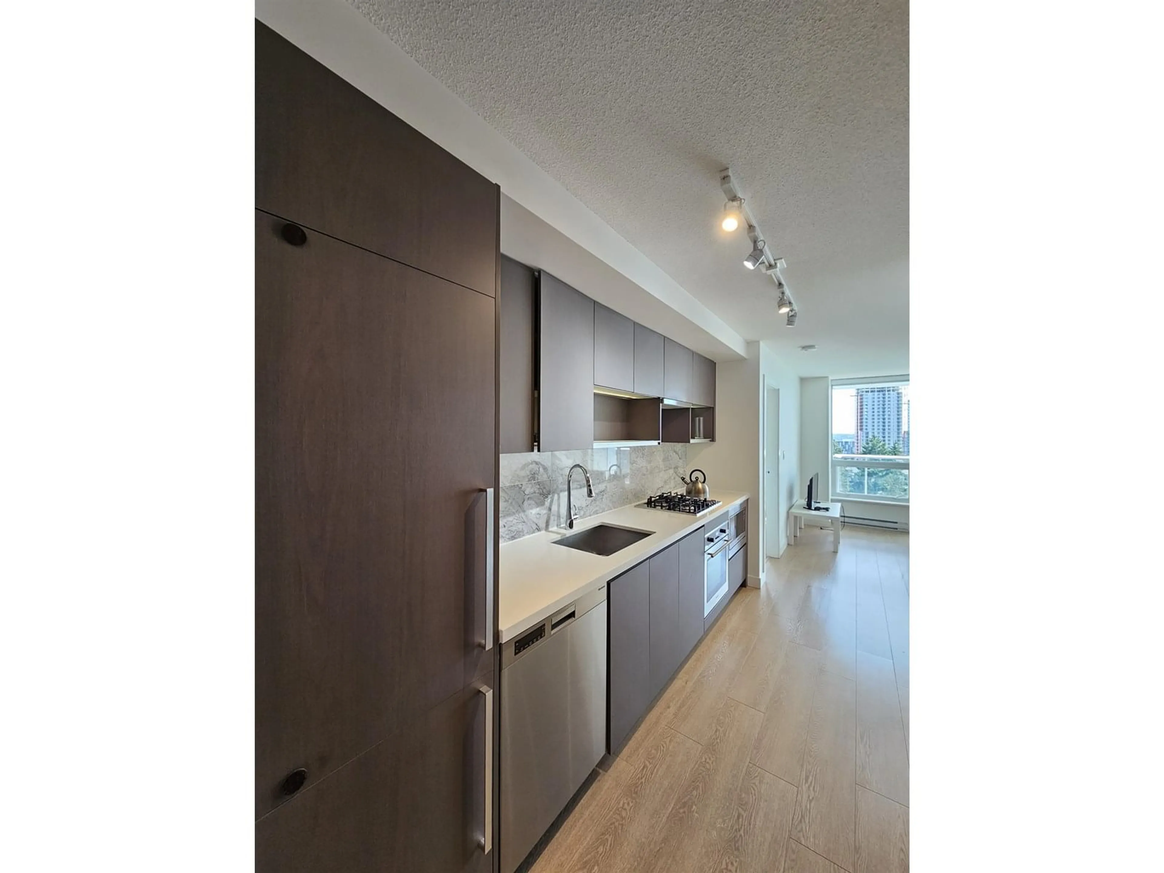Standard kitchen, unknown for 2103 - 13750 100, Surrey British Columbia V3T0L3