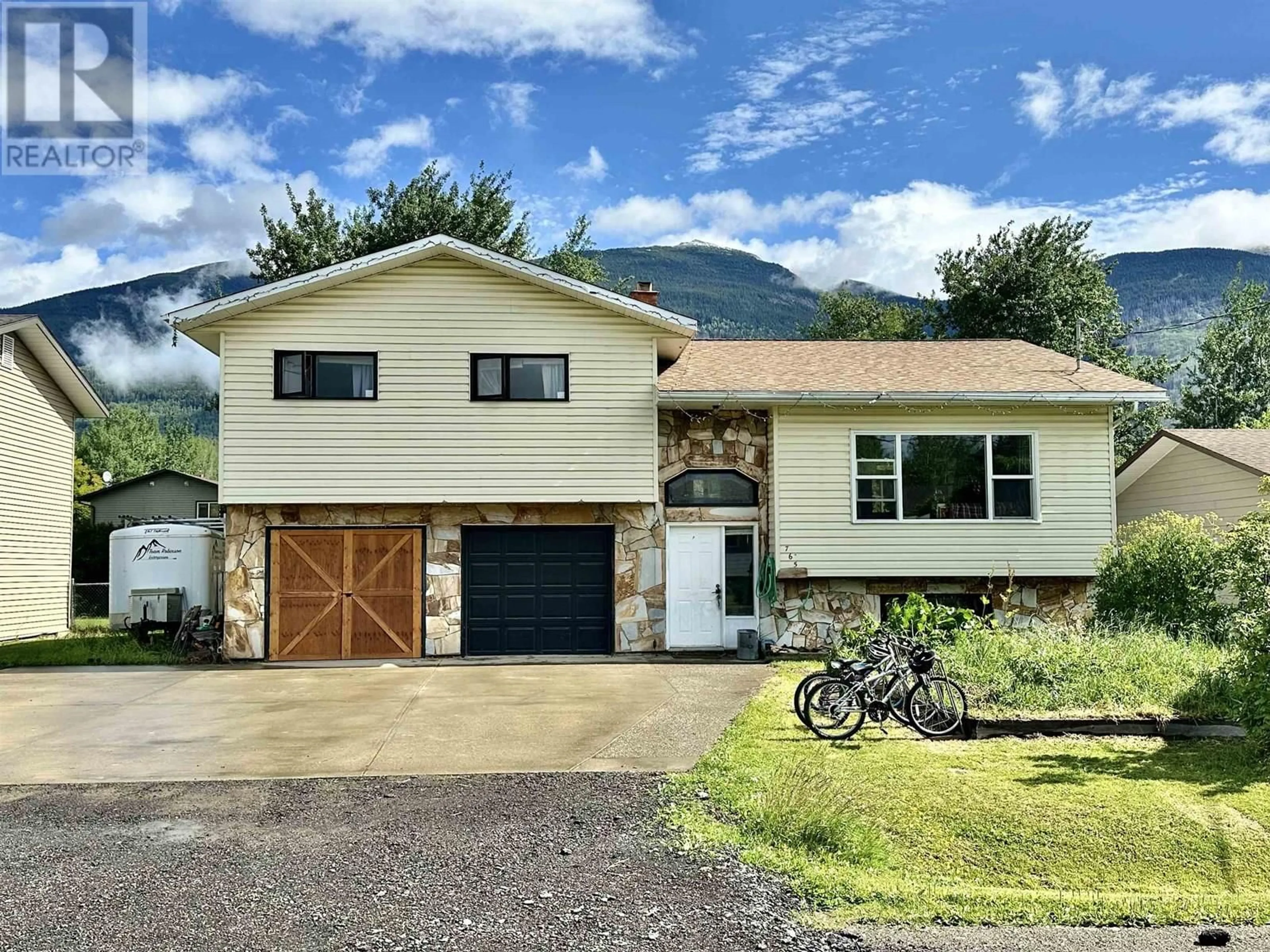 Home with vinyl exterior material, mountain view for 765 DOMINION STREET, McBride British Columbia V0J2E0