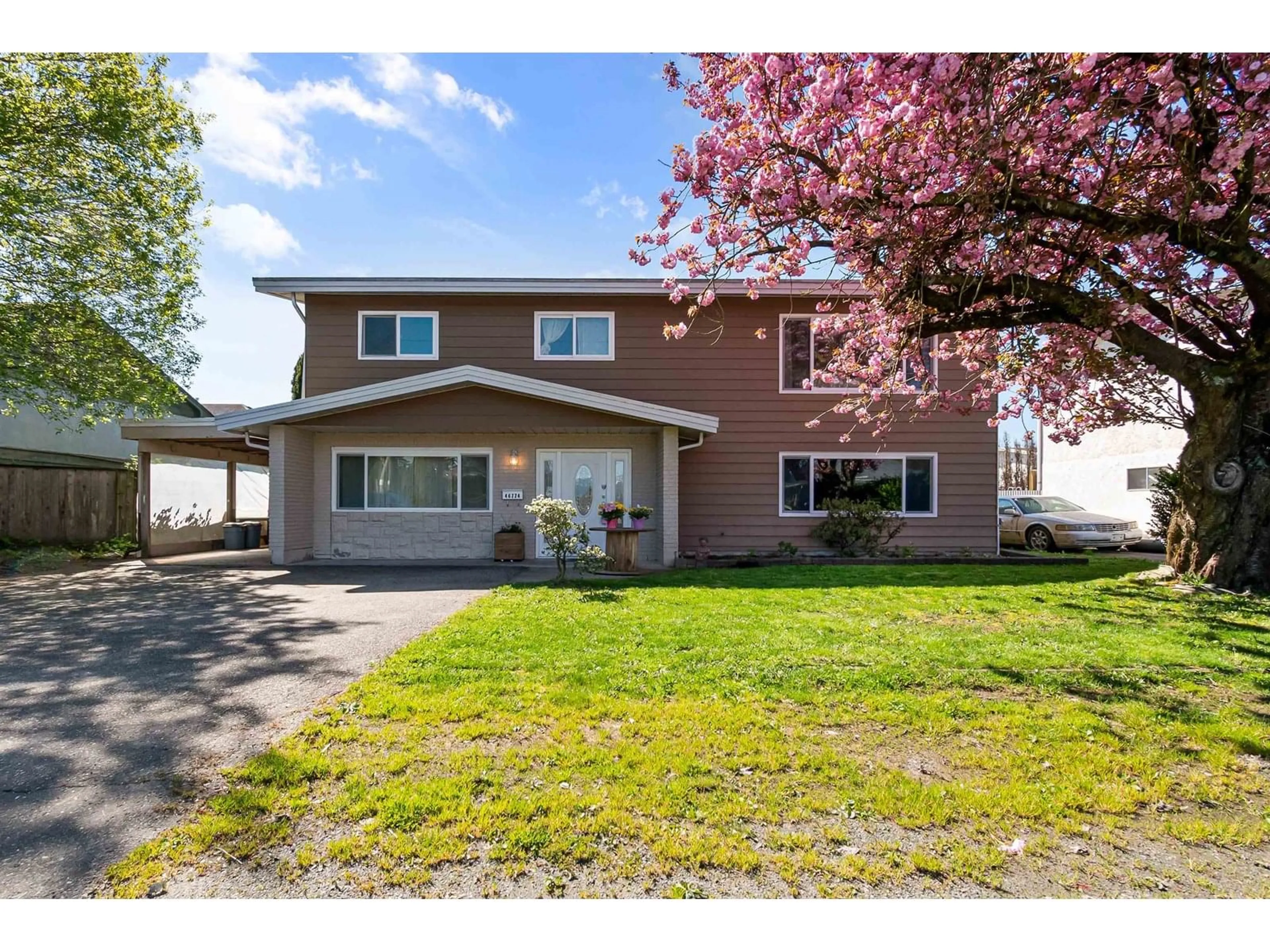 Home with vinyl exterior material, street for 46774 FIRST AVENUE, Chilliwack British Columbia V2P1X7