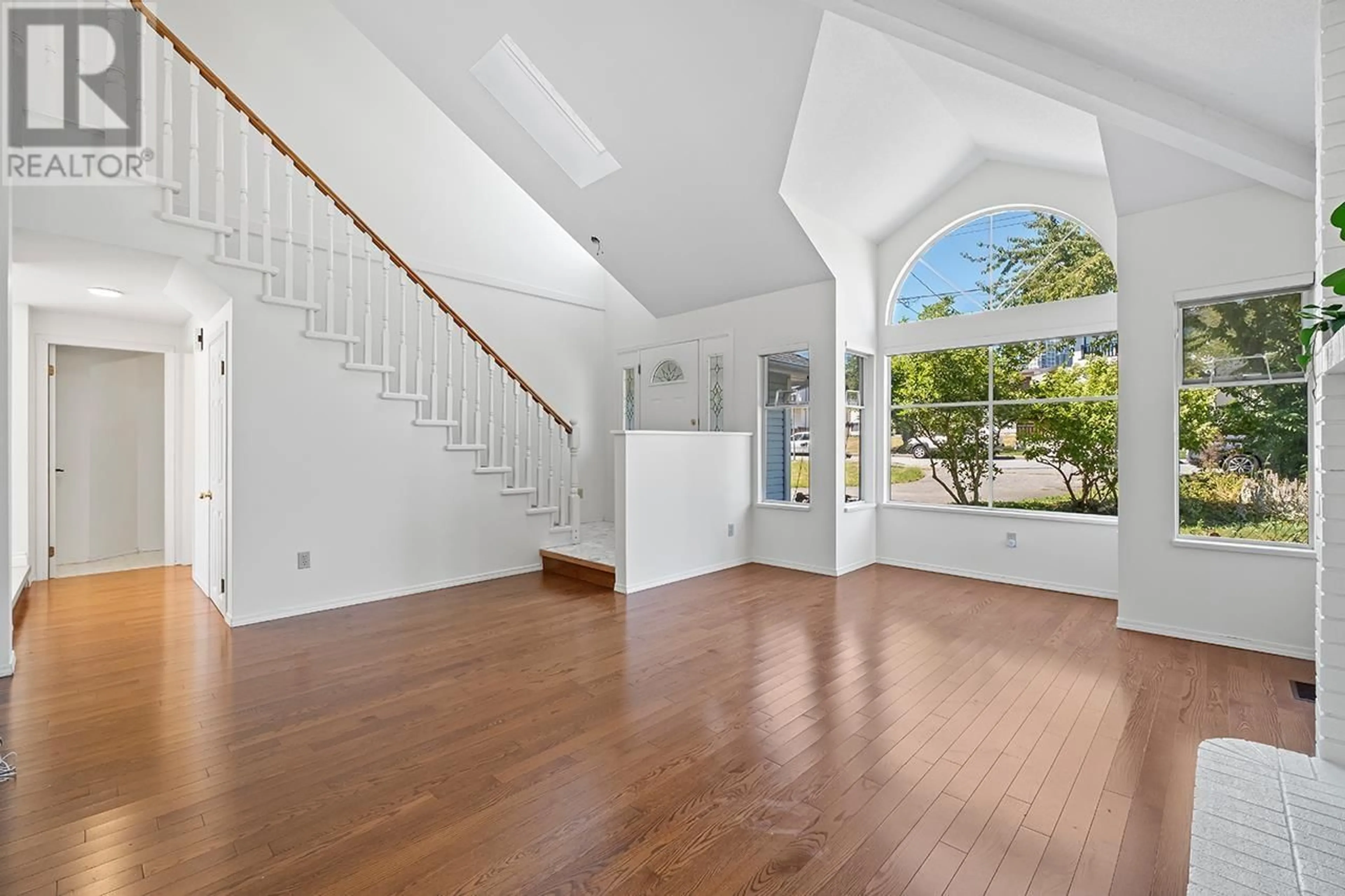 Indoor foyer for 4522 WATLING STREET, Burnaby British Columbia V5J1V5