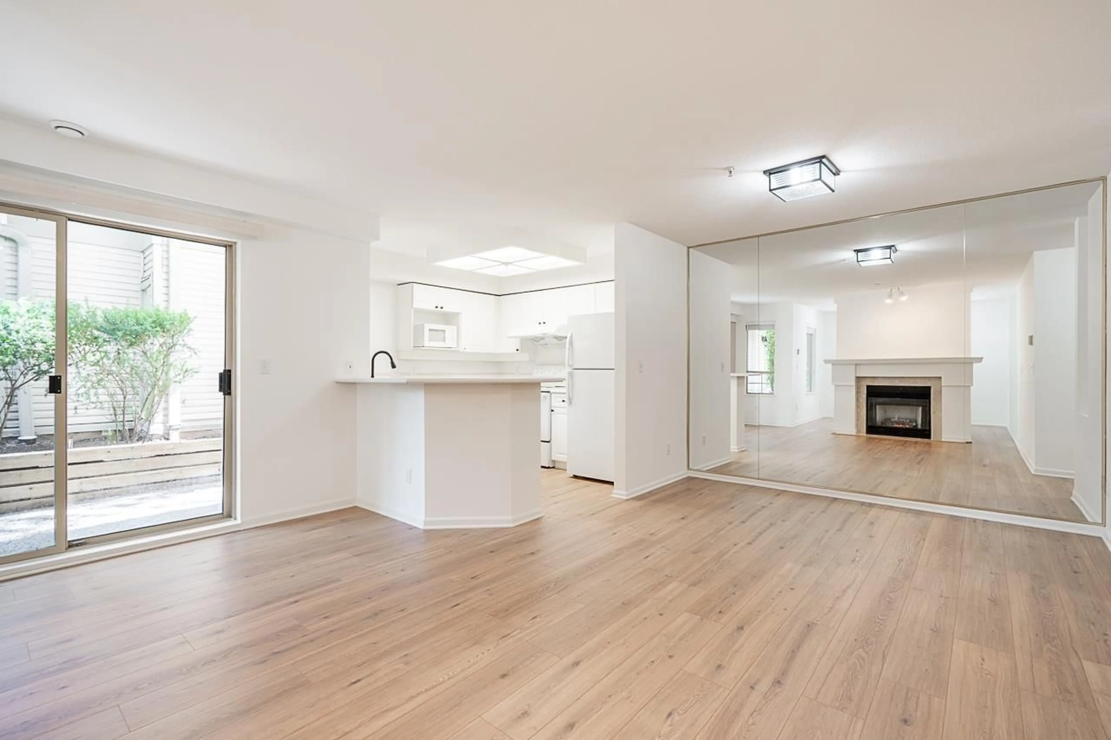 Open concept kitchen, wood/laminate floor for 104 - 22025 48, Langley British Columbia V3A8L2