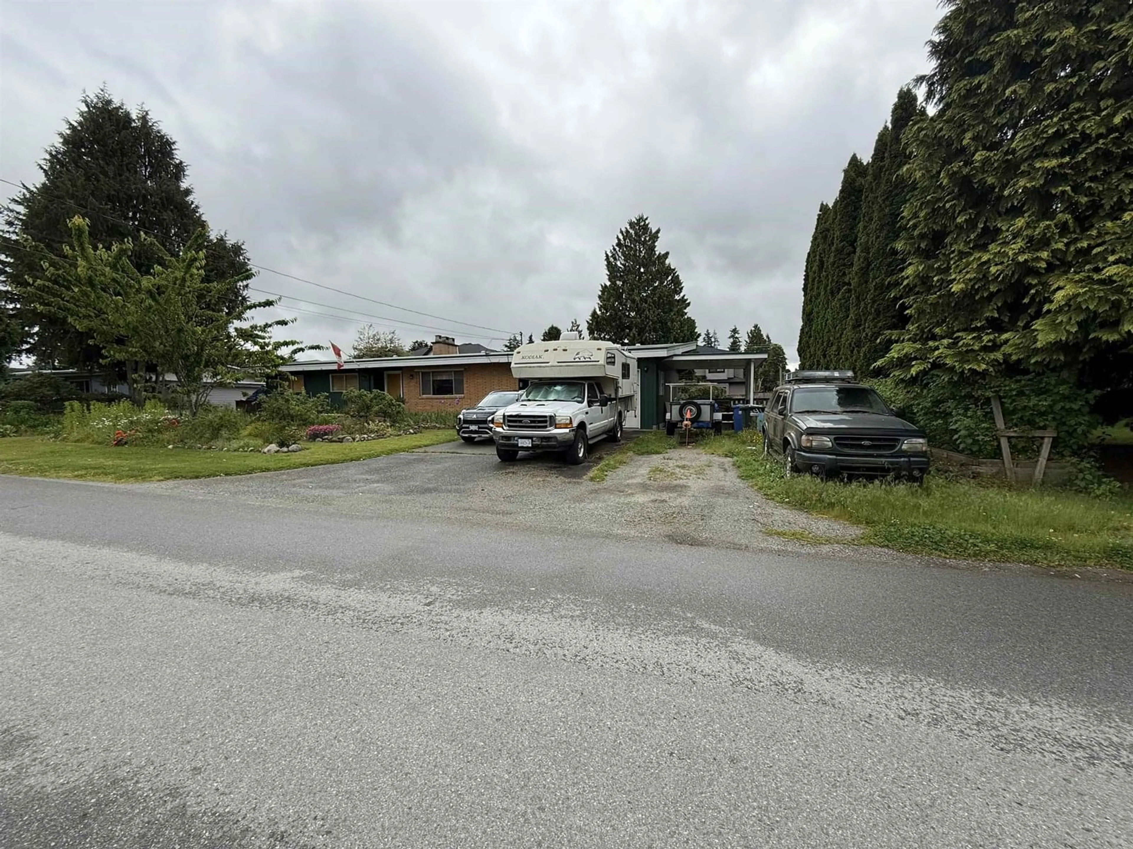 Parking for 2308 BAKERVIEW, Abbotsford British Columbia V2T3B4