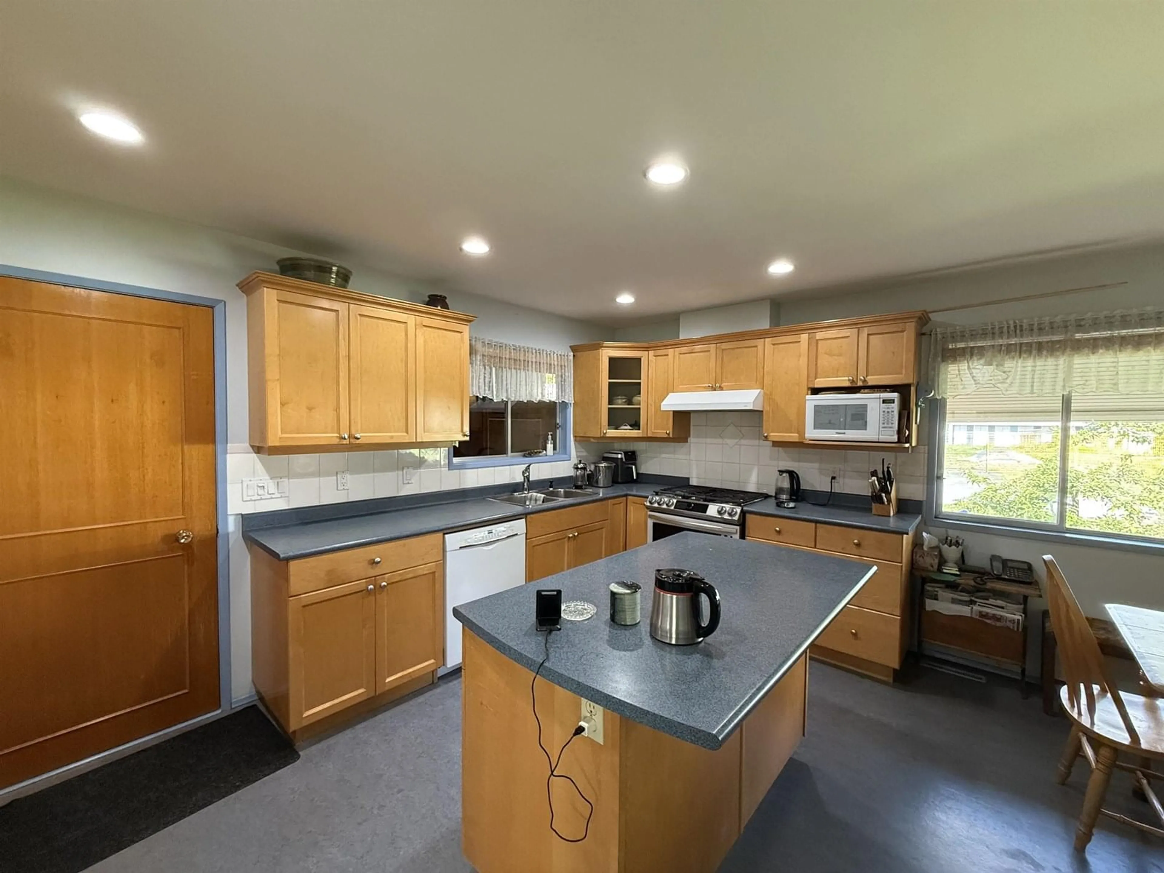 Standard kitchen, unknown for 2308 BAKERVIEW, Abbotsford British Columbia V2T3B4