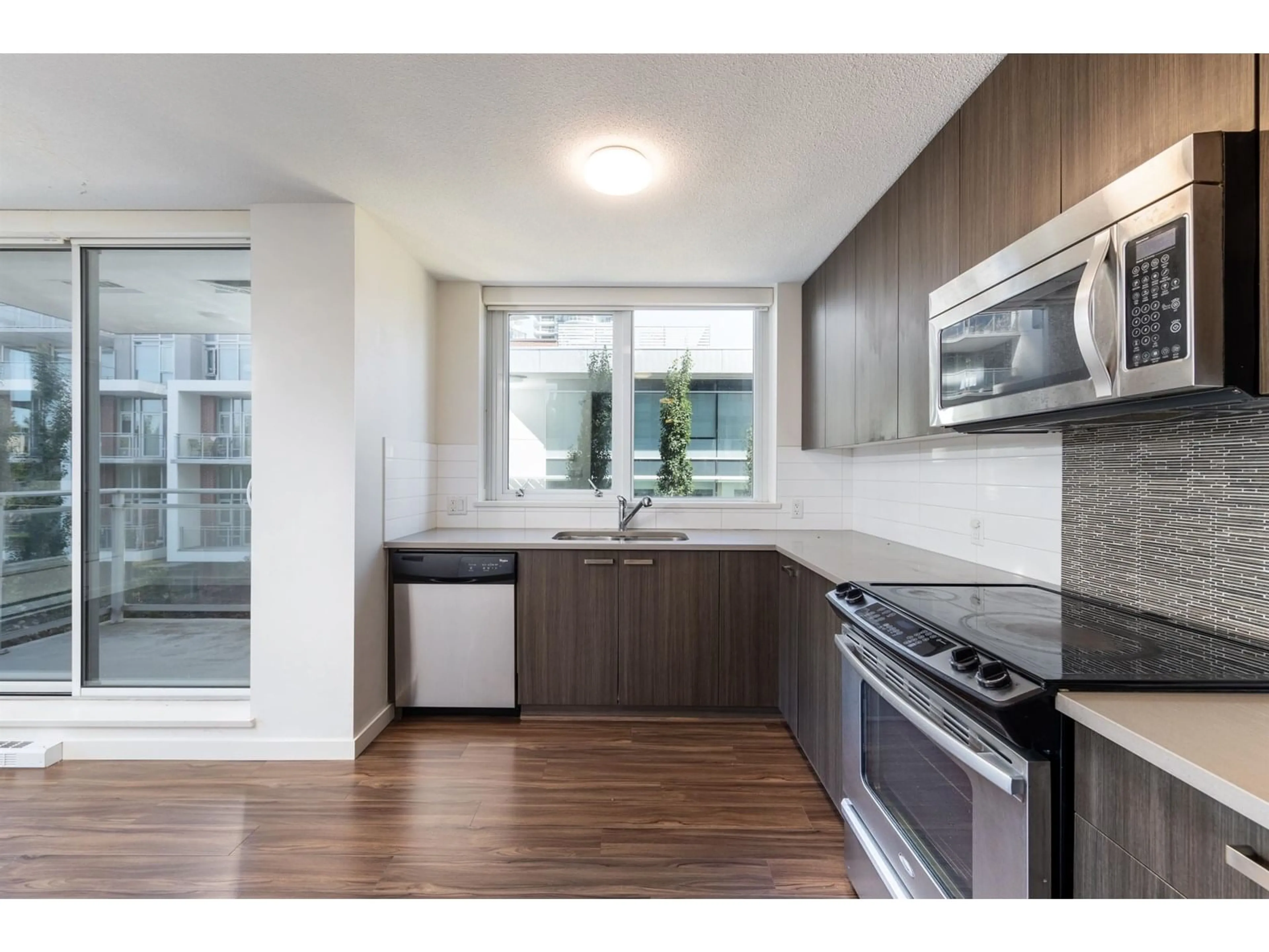 Standard kitchen, wood/laminate floor for 302 - 13325 102A, Surrey British Columbia V3T0J5