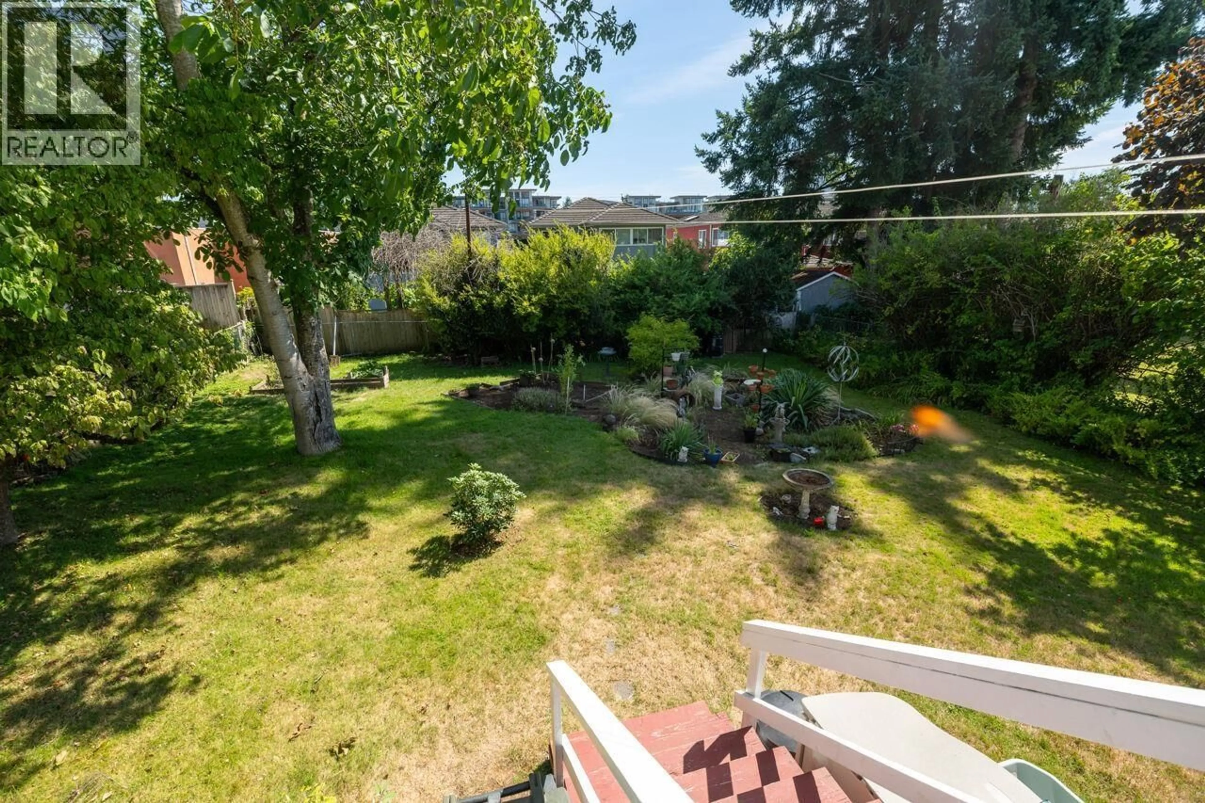 Patio, unknown for 7240 16TH AVENUE, Burnaby British Columbia V3N1N5