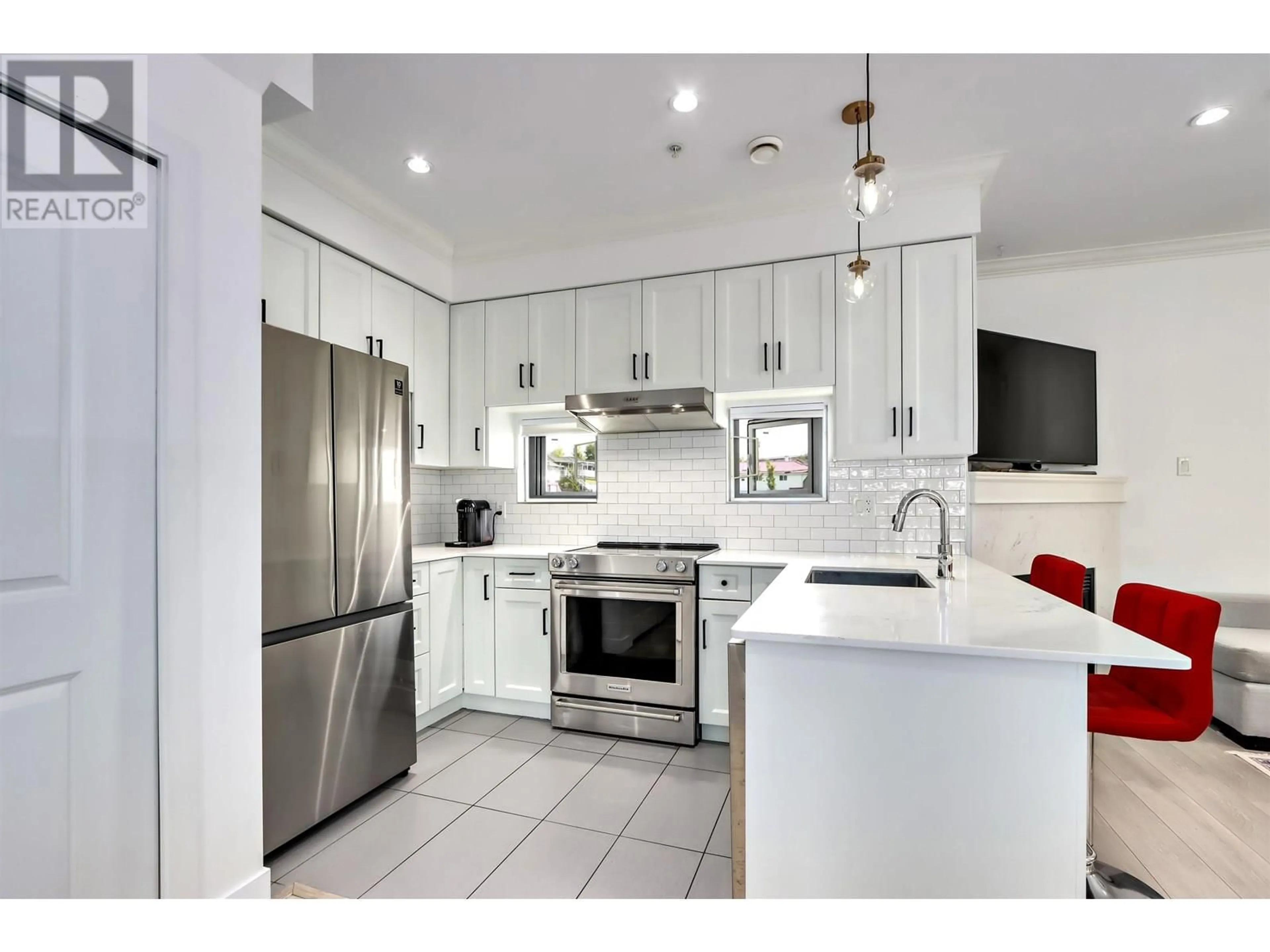 Open concept kitchen, ceramic/tile floor for 4132 COMMERCIAL STREET, Vancouver British Columbia V5N4G3