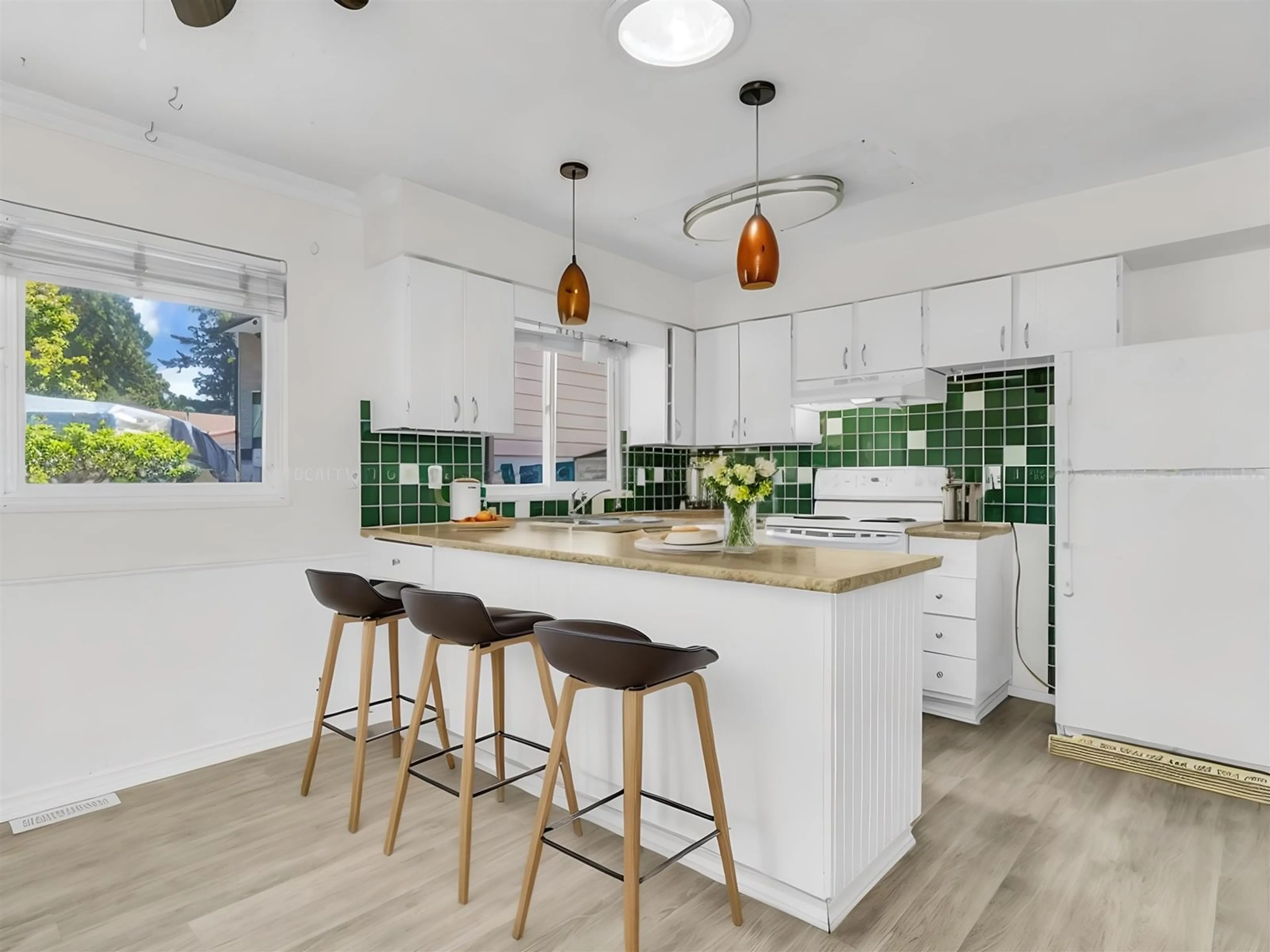 Open concept kitchen, ceramic/tile floor for 7075 129A, Surrey British Columbia V3W6T4