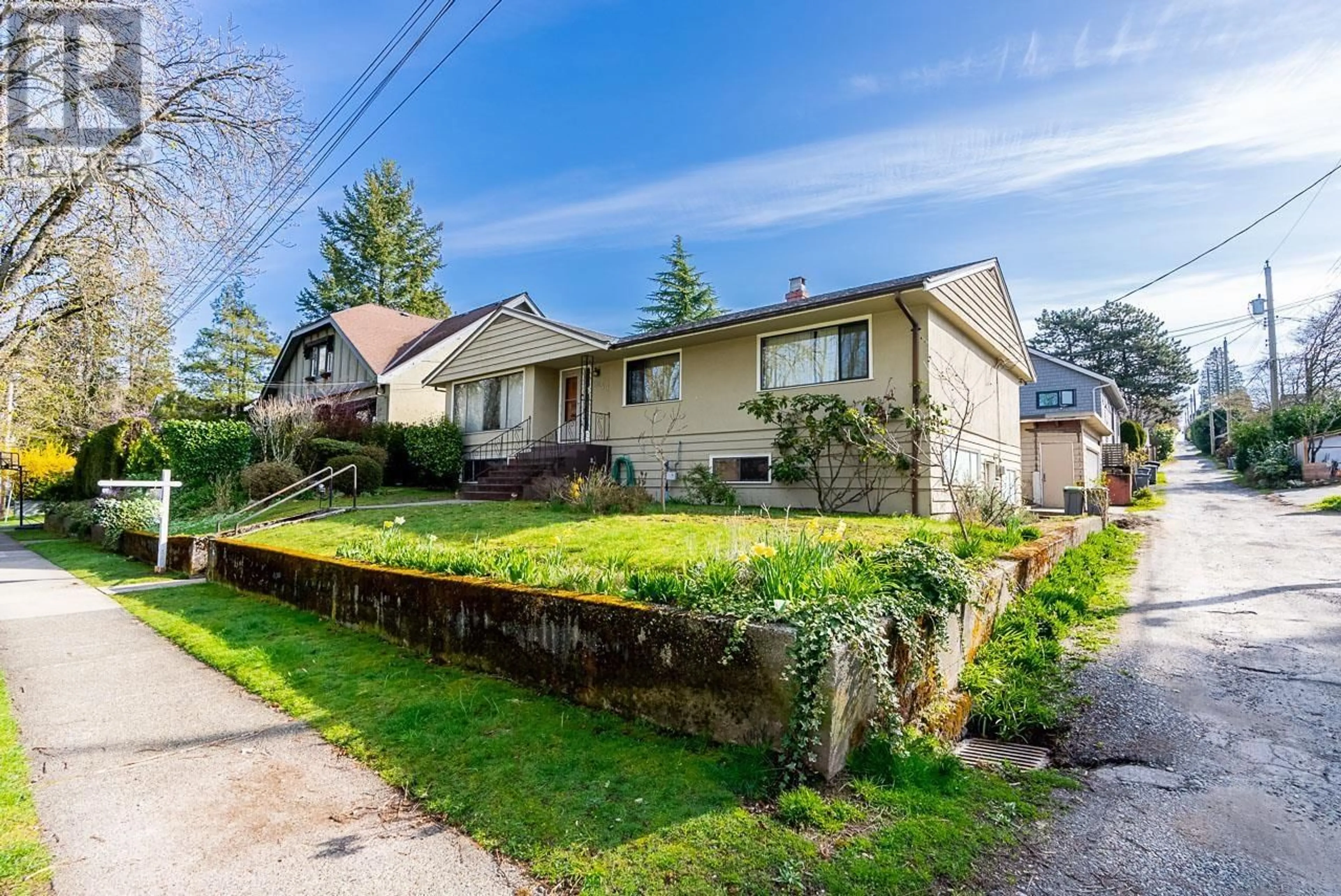 A pic from outside/outdoor area/front of a property/back of a property/a pic from drone, street for 5240 EAST BOULEVARD, Vancouver British Columbia V6M3V1