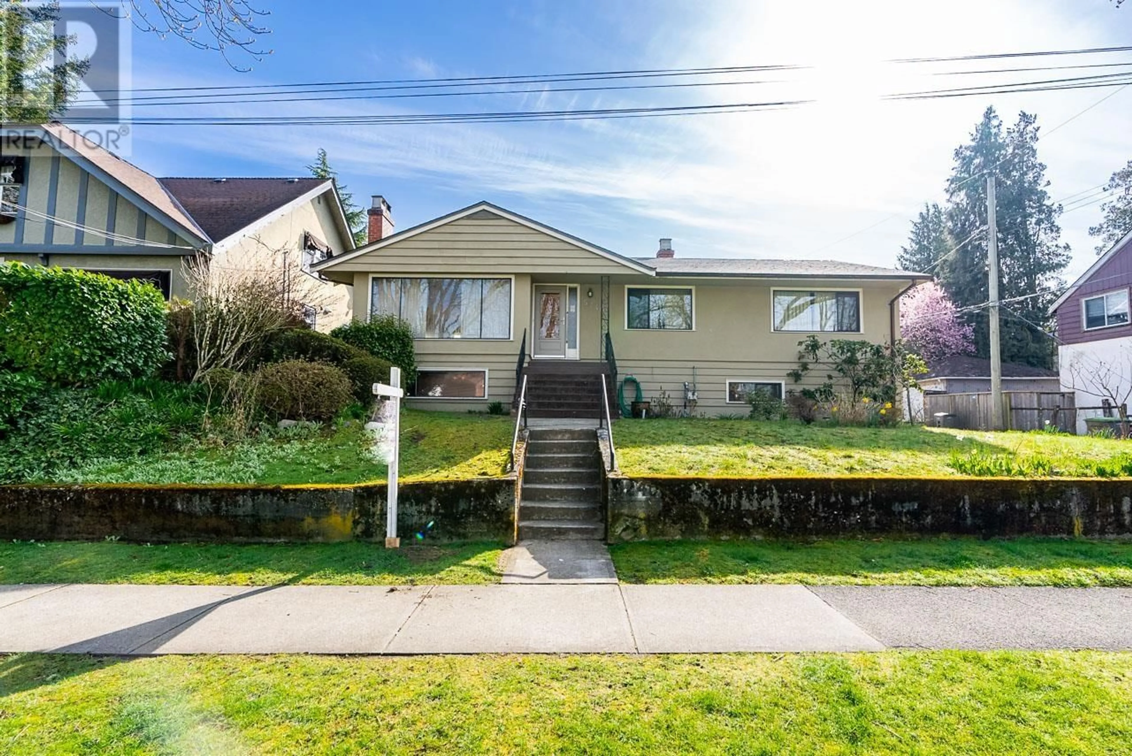 A pic from outside/outdoor area/front of a property/back of a property/a pic from drone, street for 5240 EAST BOULEVARD, Vancouver British Columbia V6M3V1