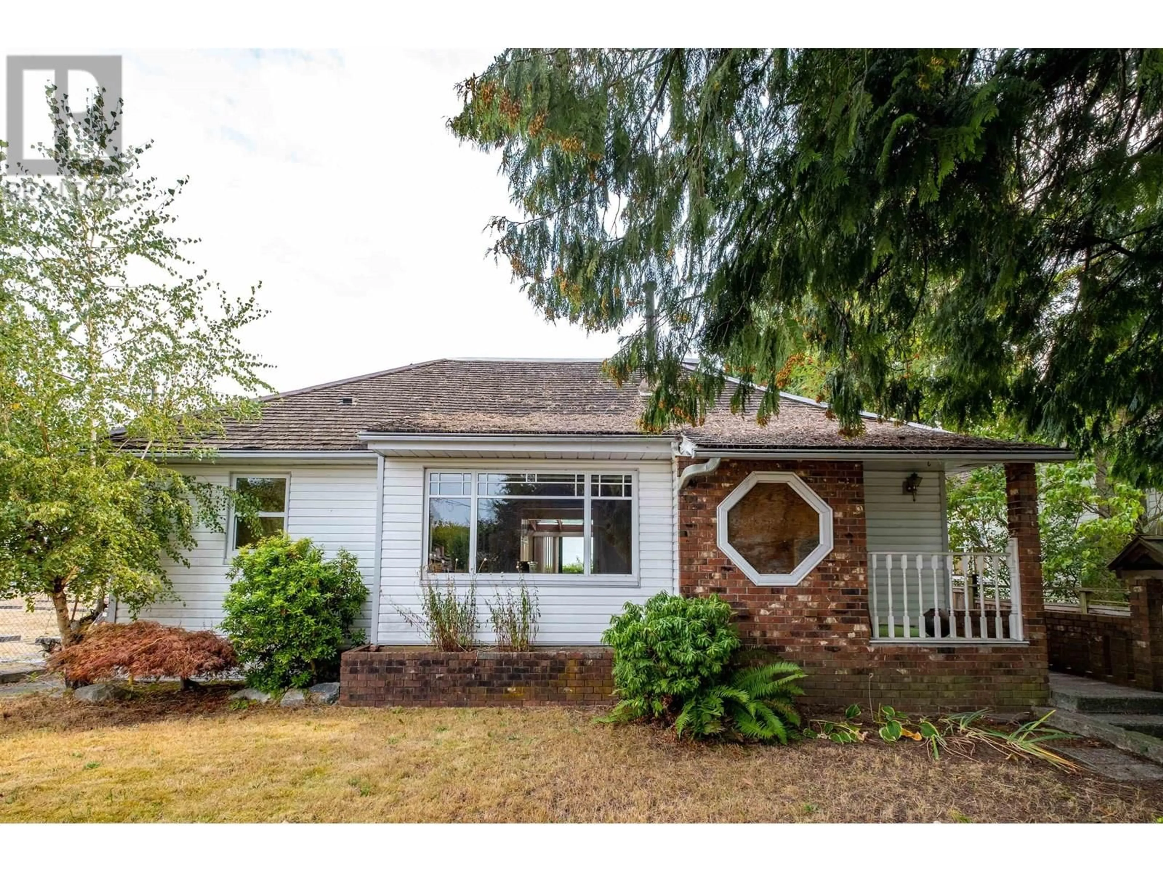 Home with vinyl exterior material, street for 142 CARROLL STREET, New Westminster British Columbia V3L4E4