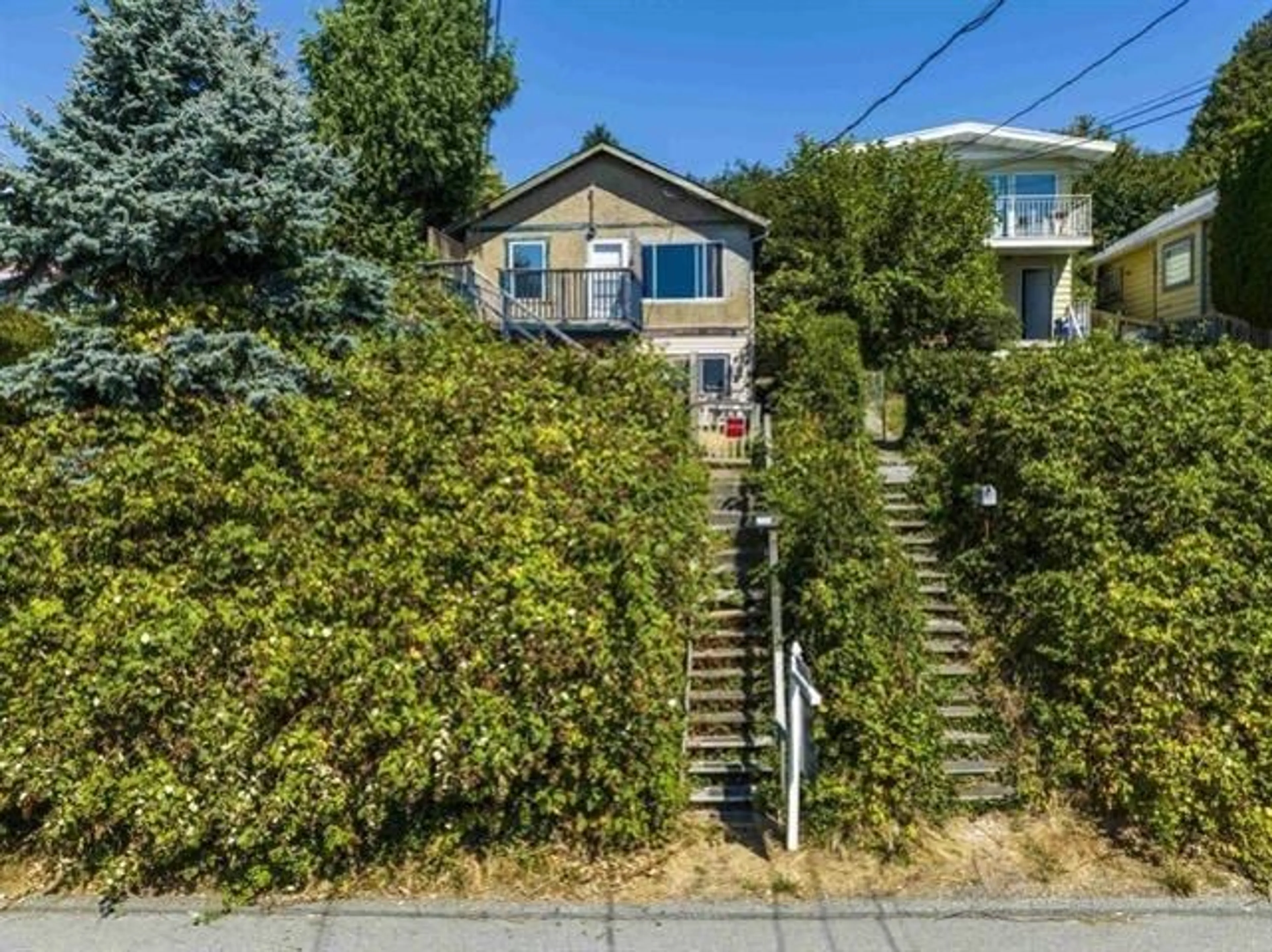 A pic from outside/outdoor area/front of a property/back of a property/a pic from drone, street for 15253 VICTORIA, White Rock British Columbia V4B1G7