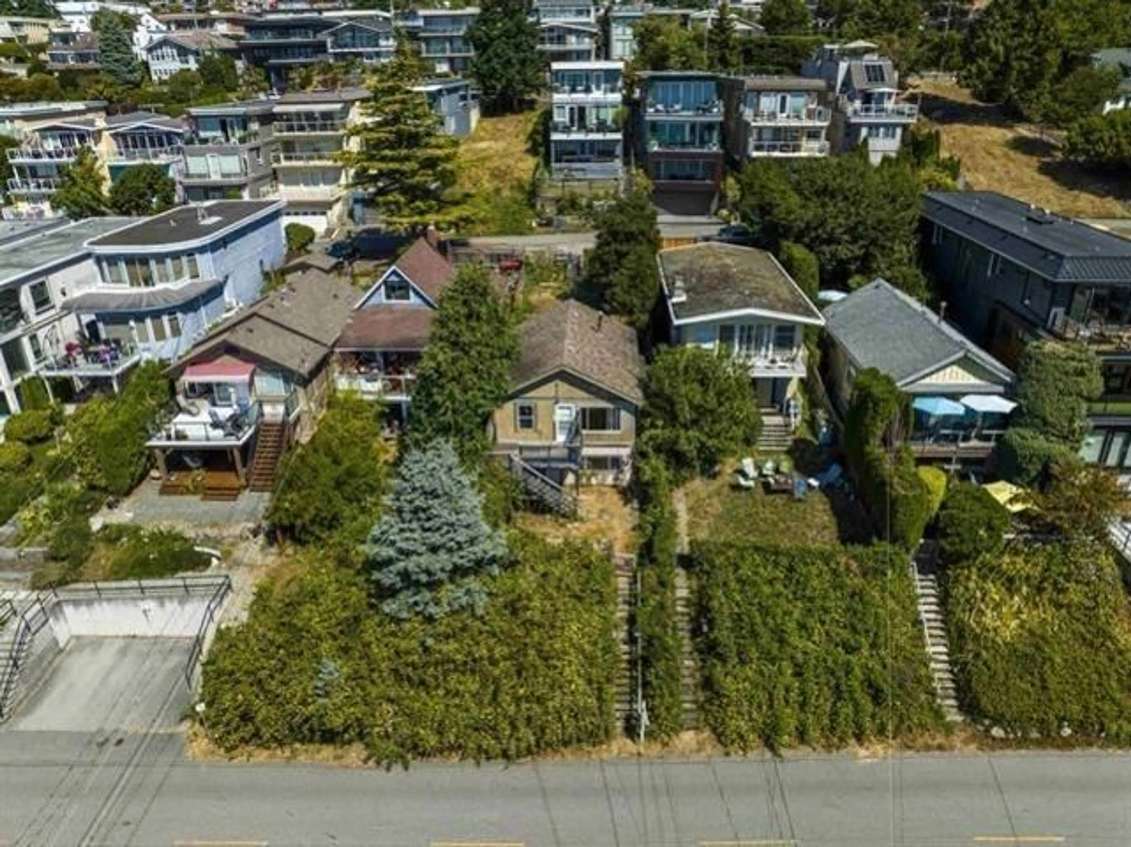 A pic from outside/outdoor area/front of a property/back of a property/a pic from drone, street for 15253 VICTORIA, White Rock British Columbia V4B1G7