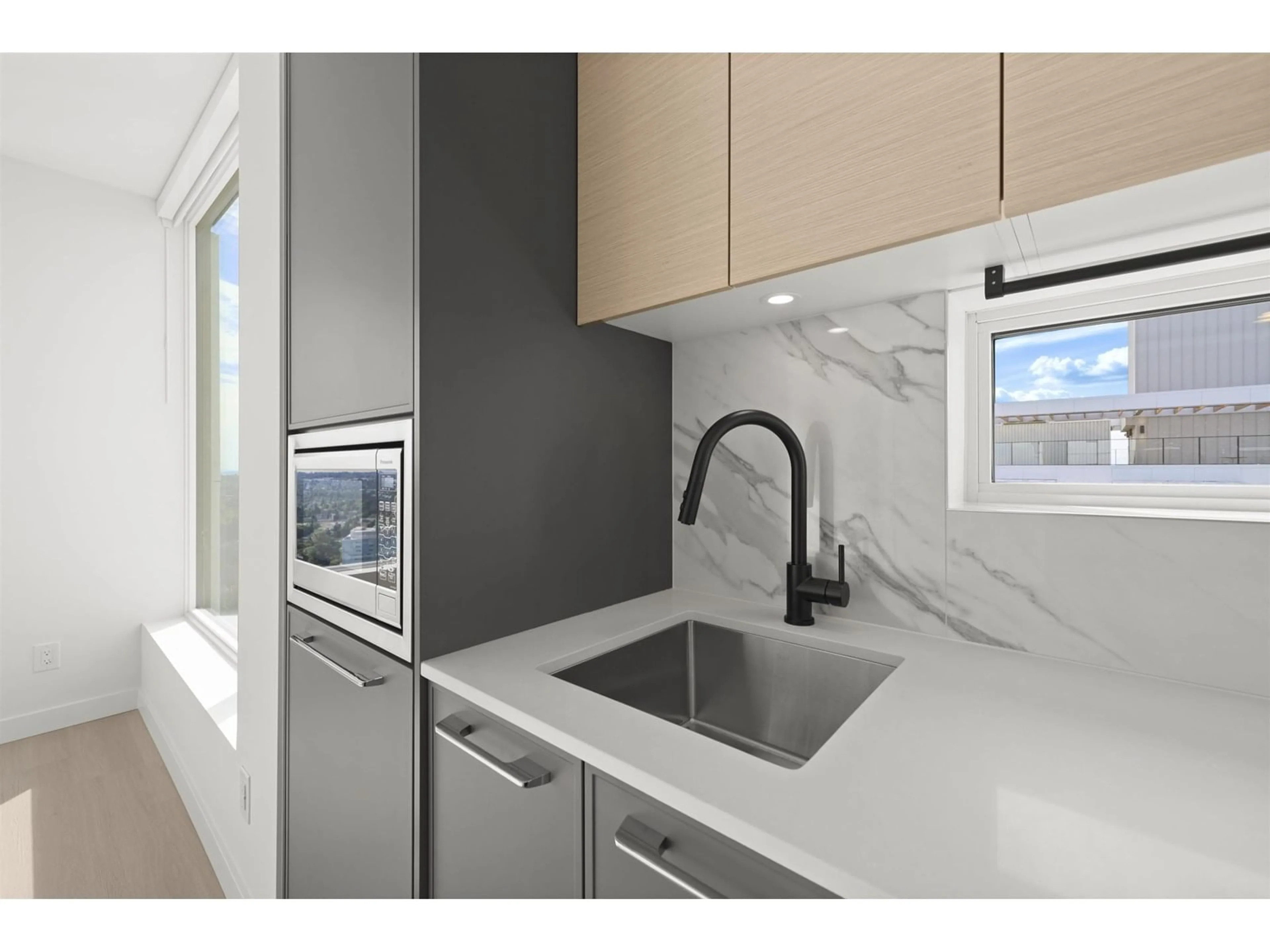 Standard kitchen, ceramic/tile floor for 3403 - 13725 GEORGE JUNCTION, Surrey British Columbia V3T0V7