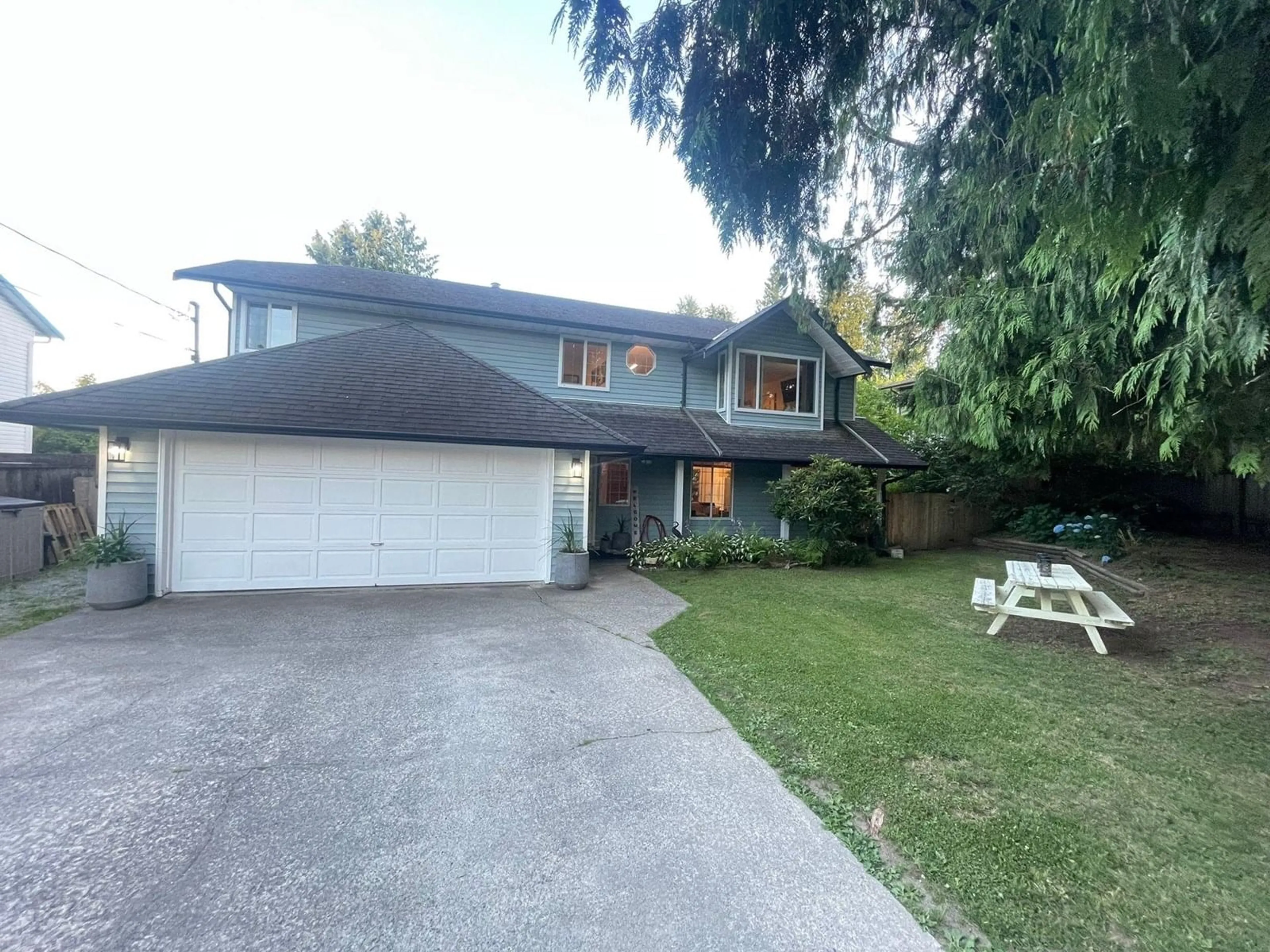 A pic from outside/outdoor area/front of a property/back of a property/a pic from drone, street for 33360 CHERRY, Mission British Columbia V2V2V4