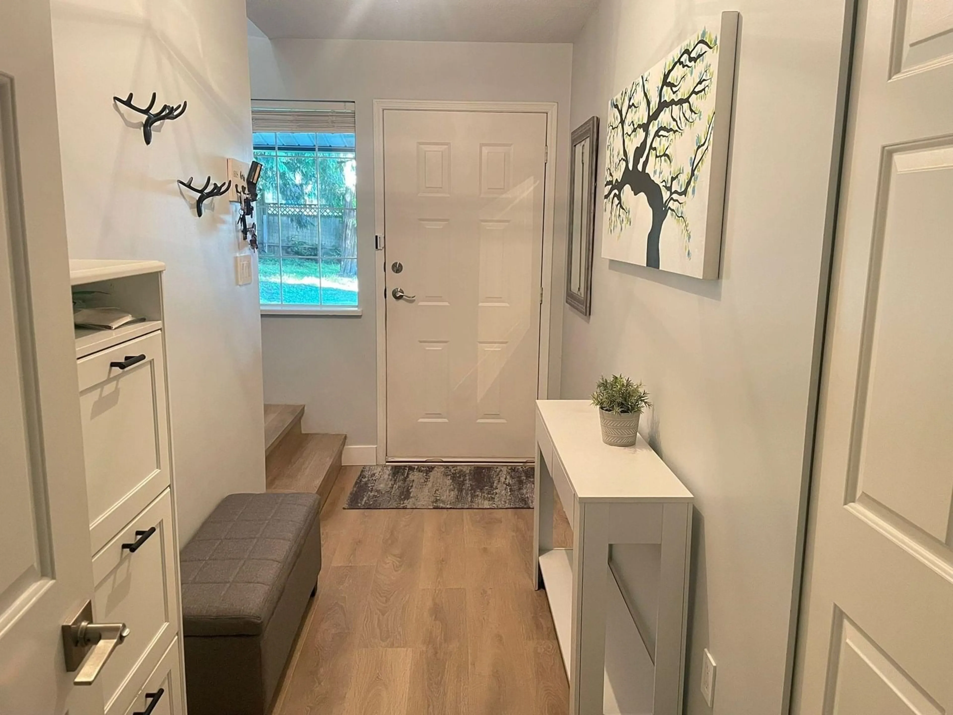 Indoor entryway for 33360 CHERRY, Mission British Columbia V2V2V4