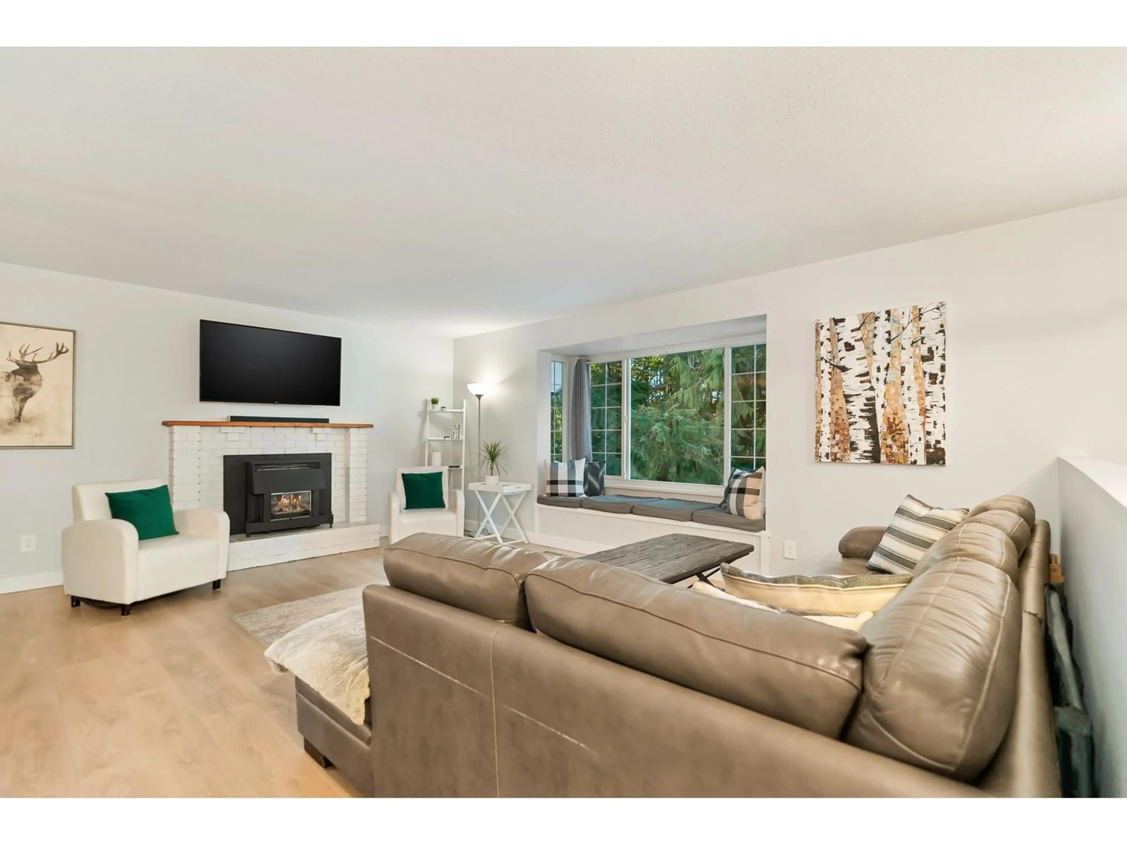Living room with furniture, wood/laminate floor for 33360 CHERRY, Mission British Columbia V2V2V4