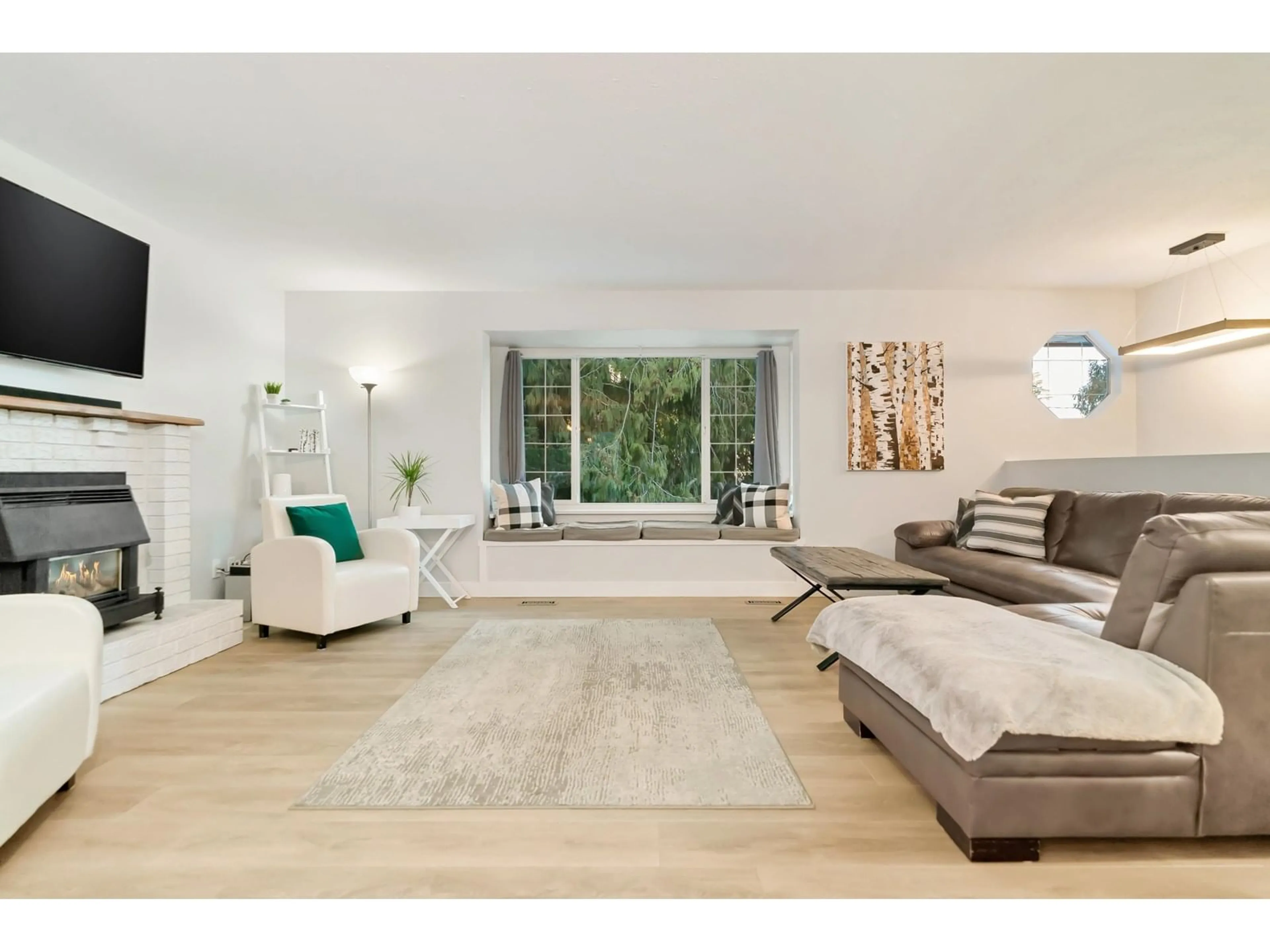 Living room with furniture, unknown for 33360 CHERRY, Mission British Columbia V2V2V4