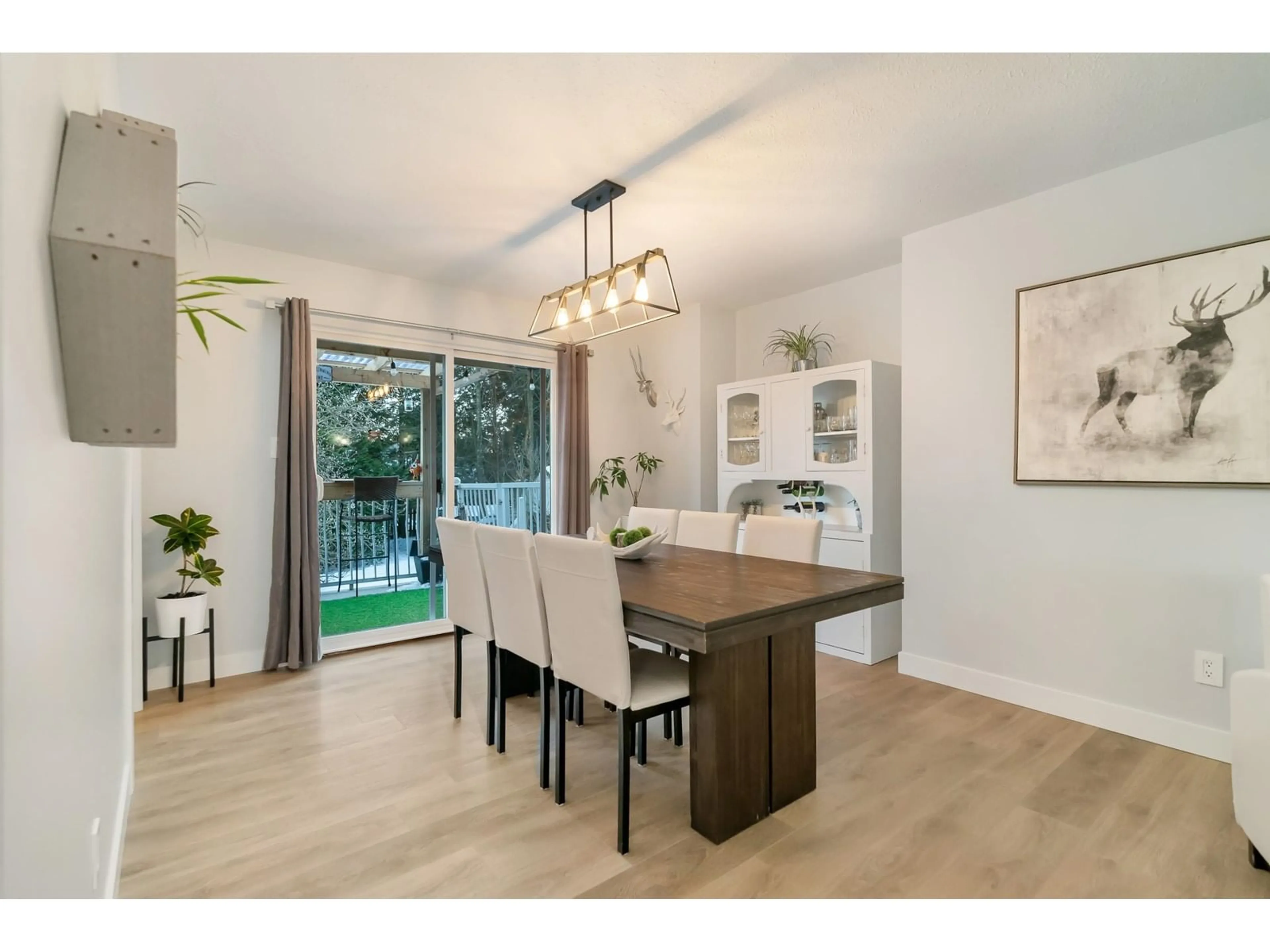 Dining room, wood/laminate floor for 33360 CHERRY, Mission British Columbia V2V2V4