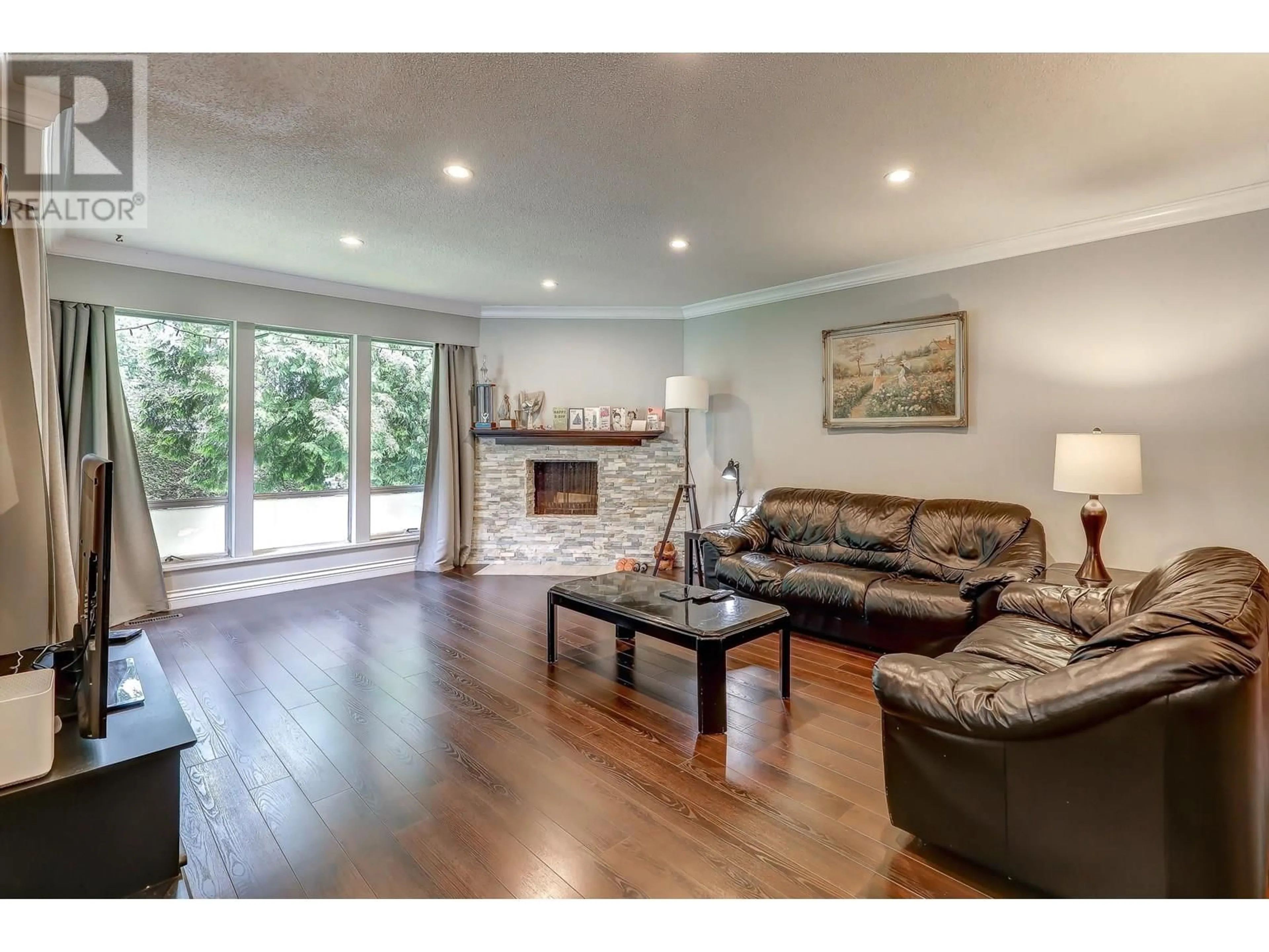Living room with furniture, wood/laminate floor for 512 MENTMORE STREET, Coquitlam British Columbia V3J4P6