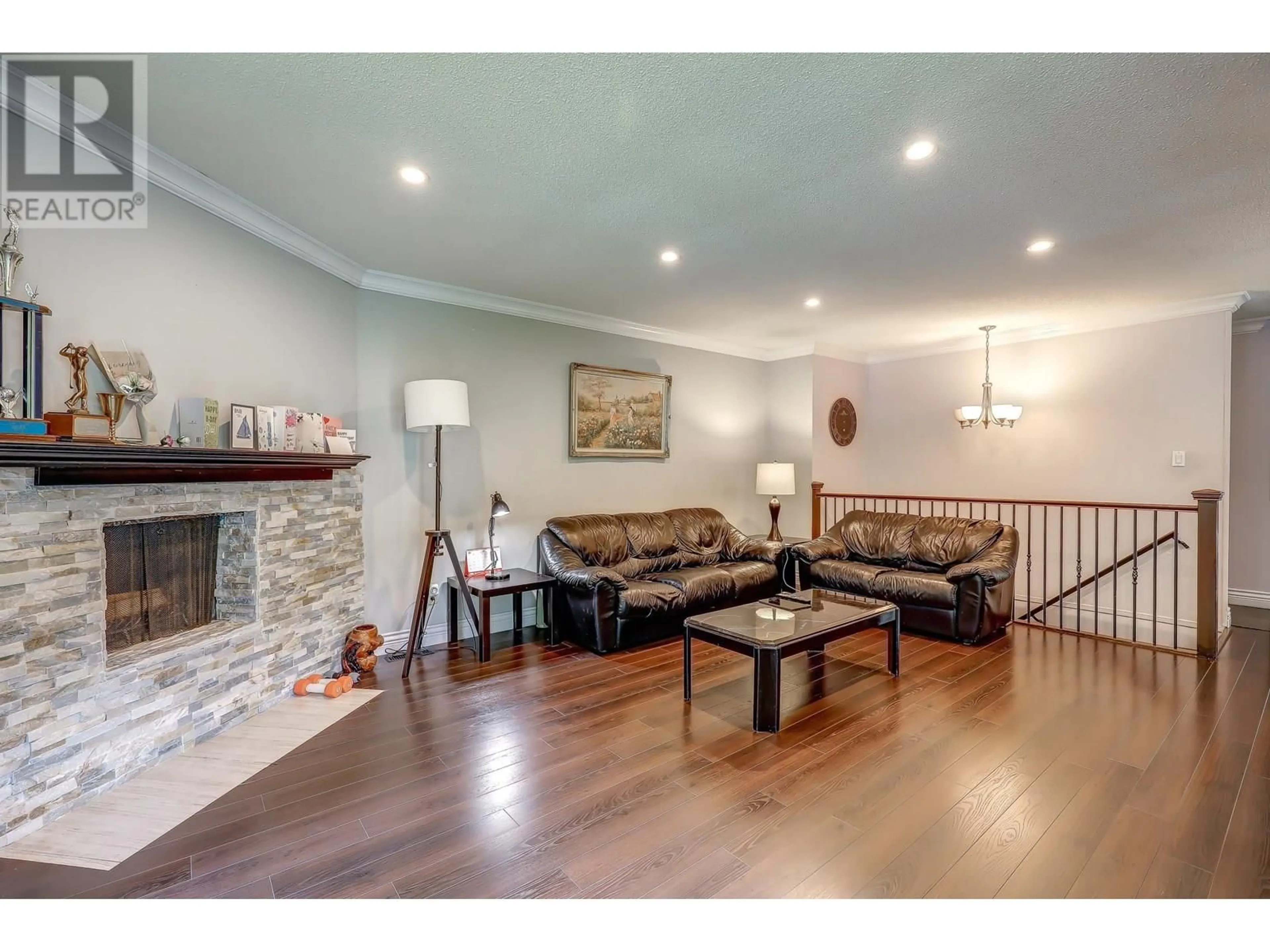 Living room with furniture, wood/laminate floor for 512 MENTMORE STREET, Coquitlam British Columbia V3J4P6