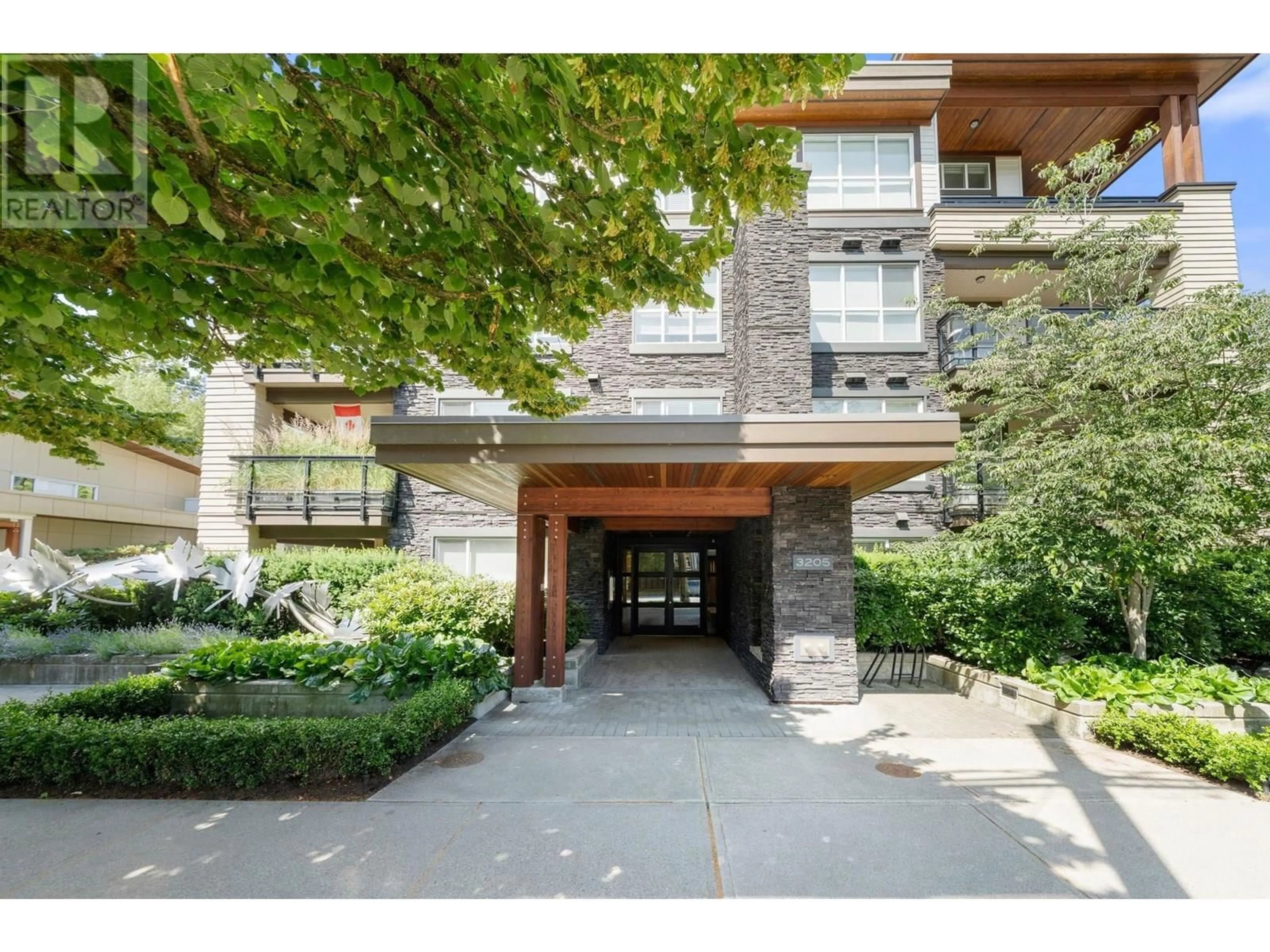Indoor foyer for 117 - 3205 MOUNTAIN HIGHWAY, North Vancouver British Columbia V7K0A3