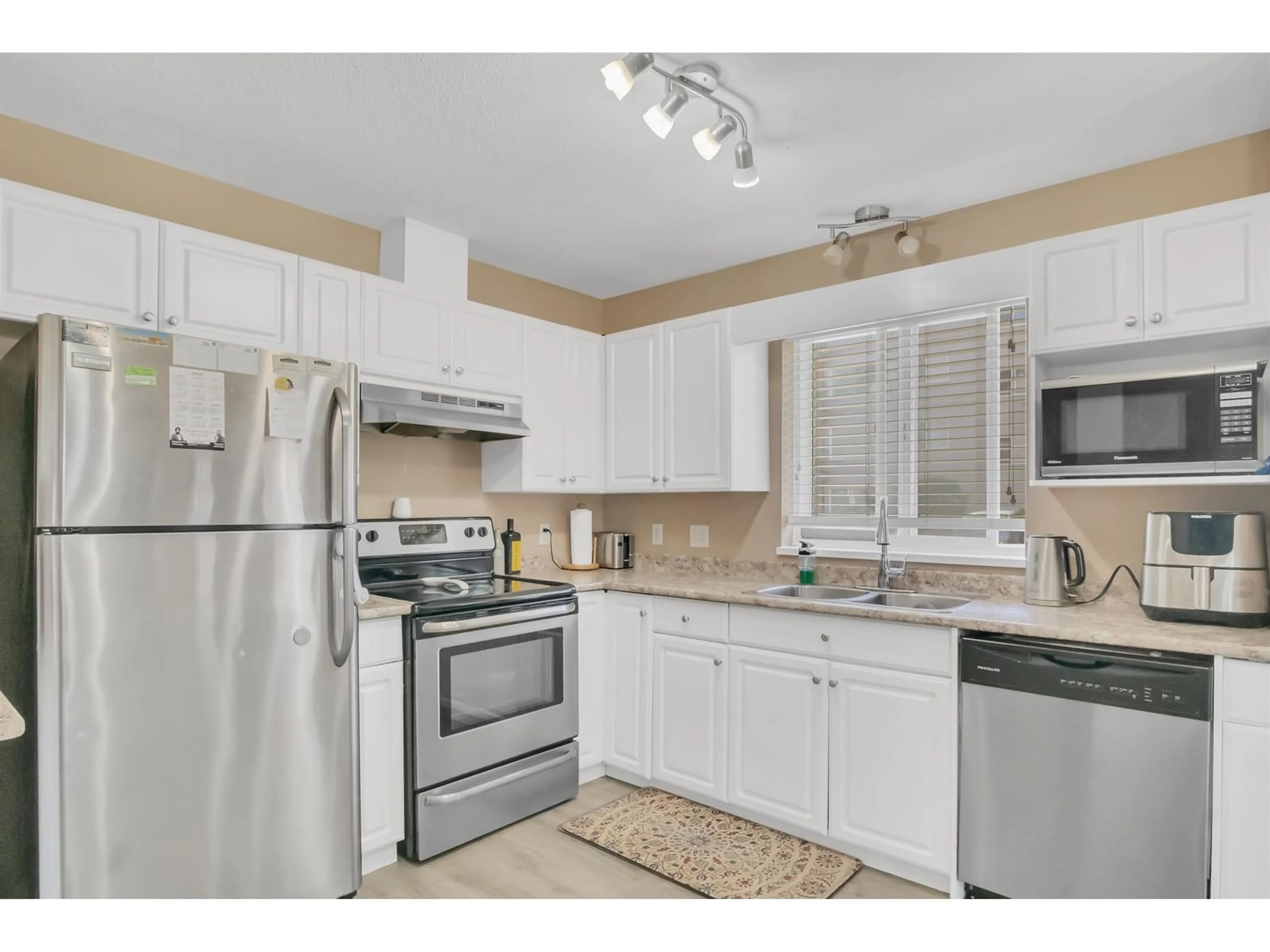Standard kitchen, unknown for 103 - 33688 KING, Abbotsford British Columbia V2S7P9