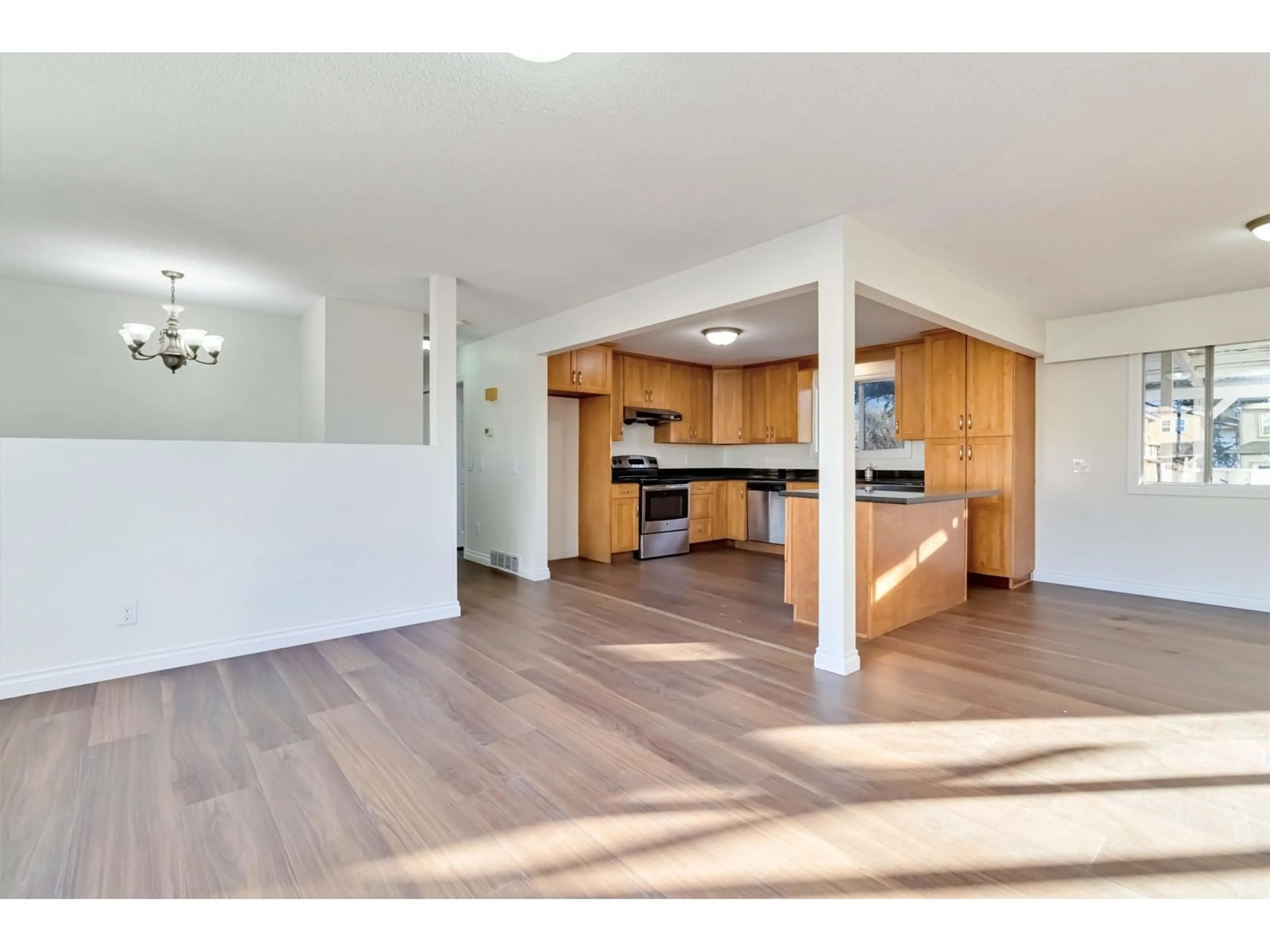 Open concept kitchen, wood/laminate floor for 45960 STEVENSON ROAD, Chilliwack British Columbia V2R2E8
