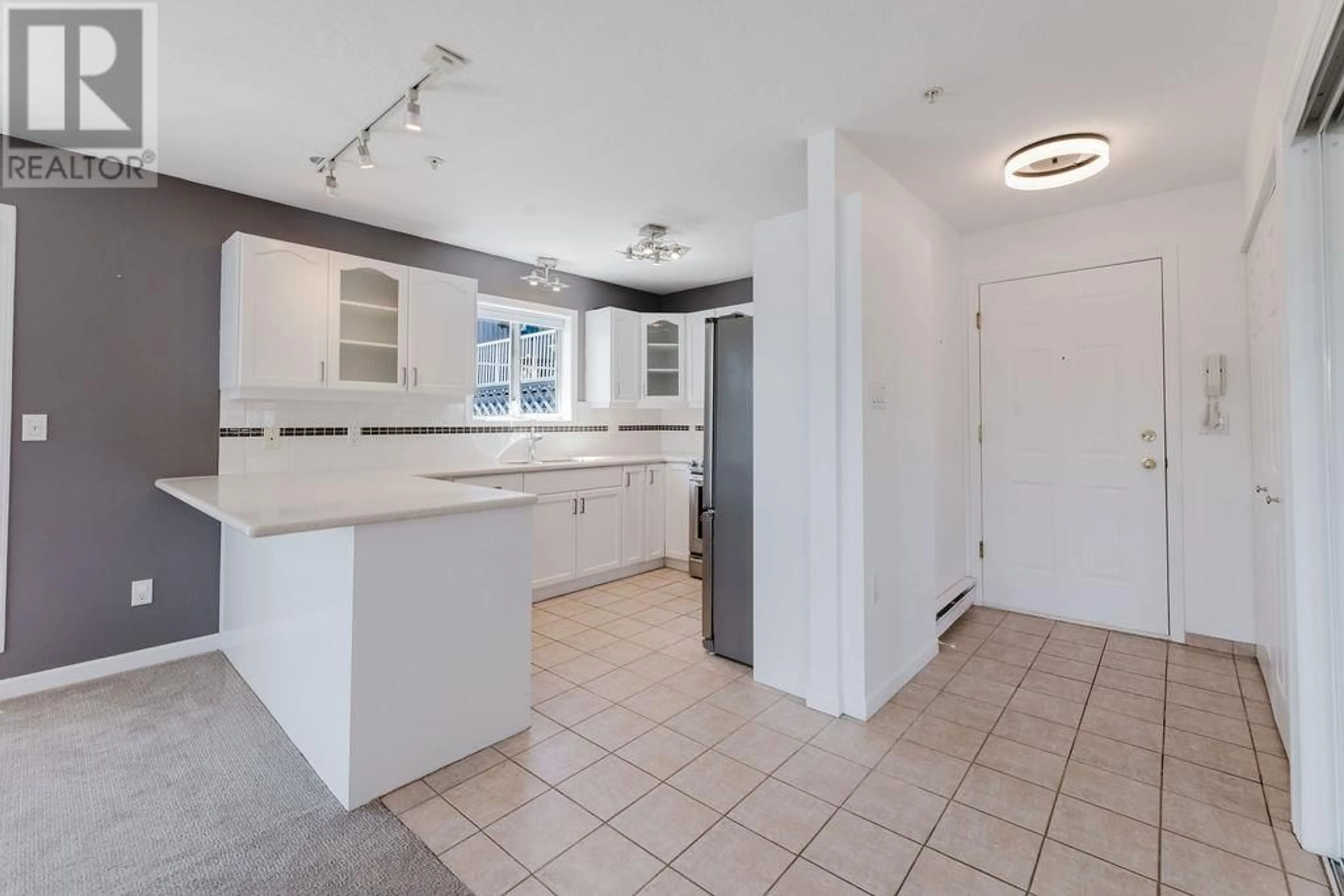 Open concept kitchen, ceramic/tile floor for 6 - 291 PERIWINKLE LANE, Gibsons British Columbia V0N1V0