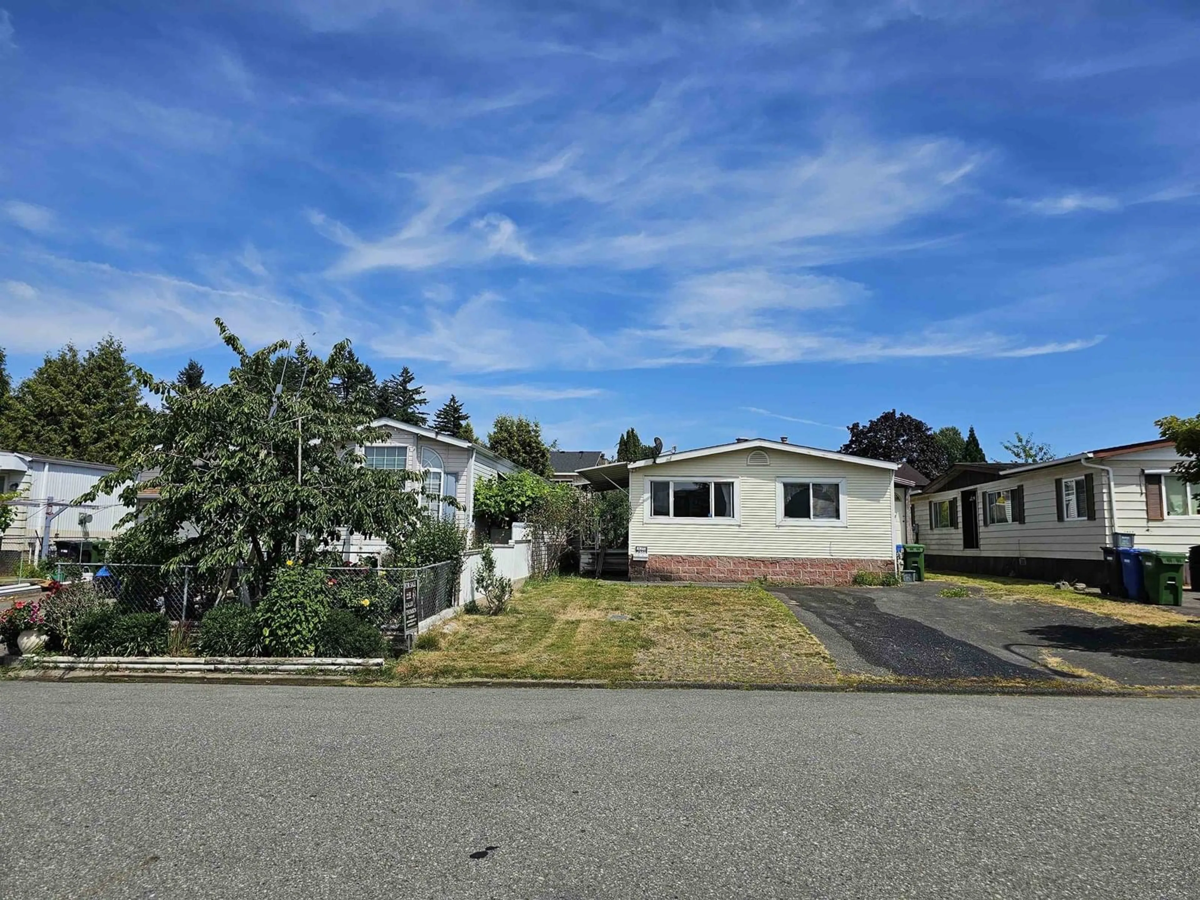 Home with vinyl exterior material, street for 1895 SHORE, Abbotsford British Columbia V2S5H1