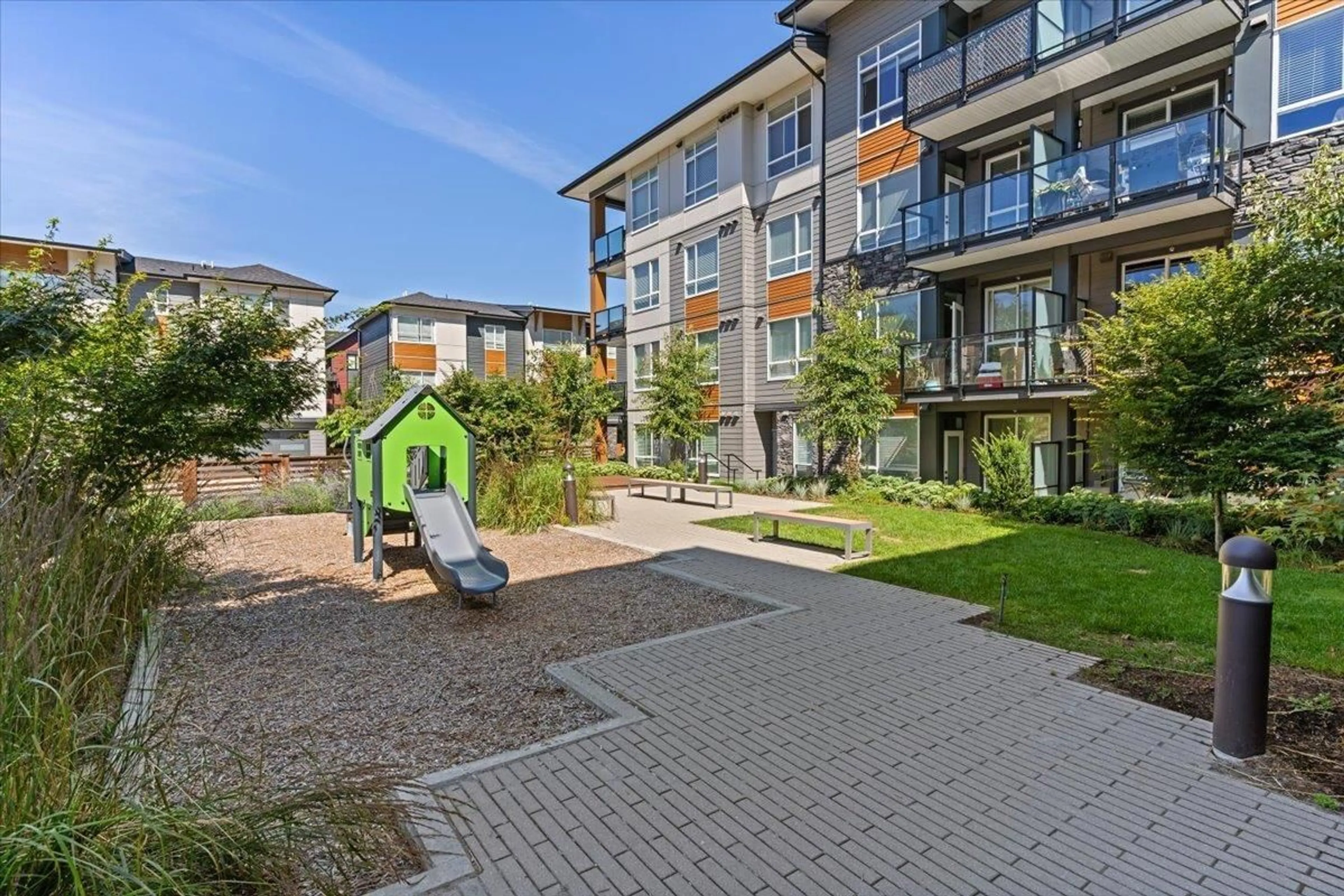 Patio, street for 204 - 19935 75A, Langley British Columbia V2Y4L6