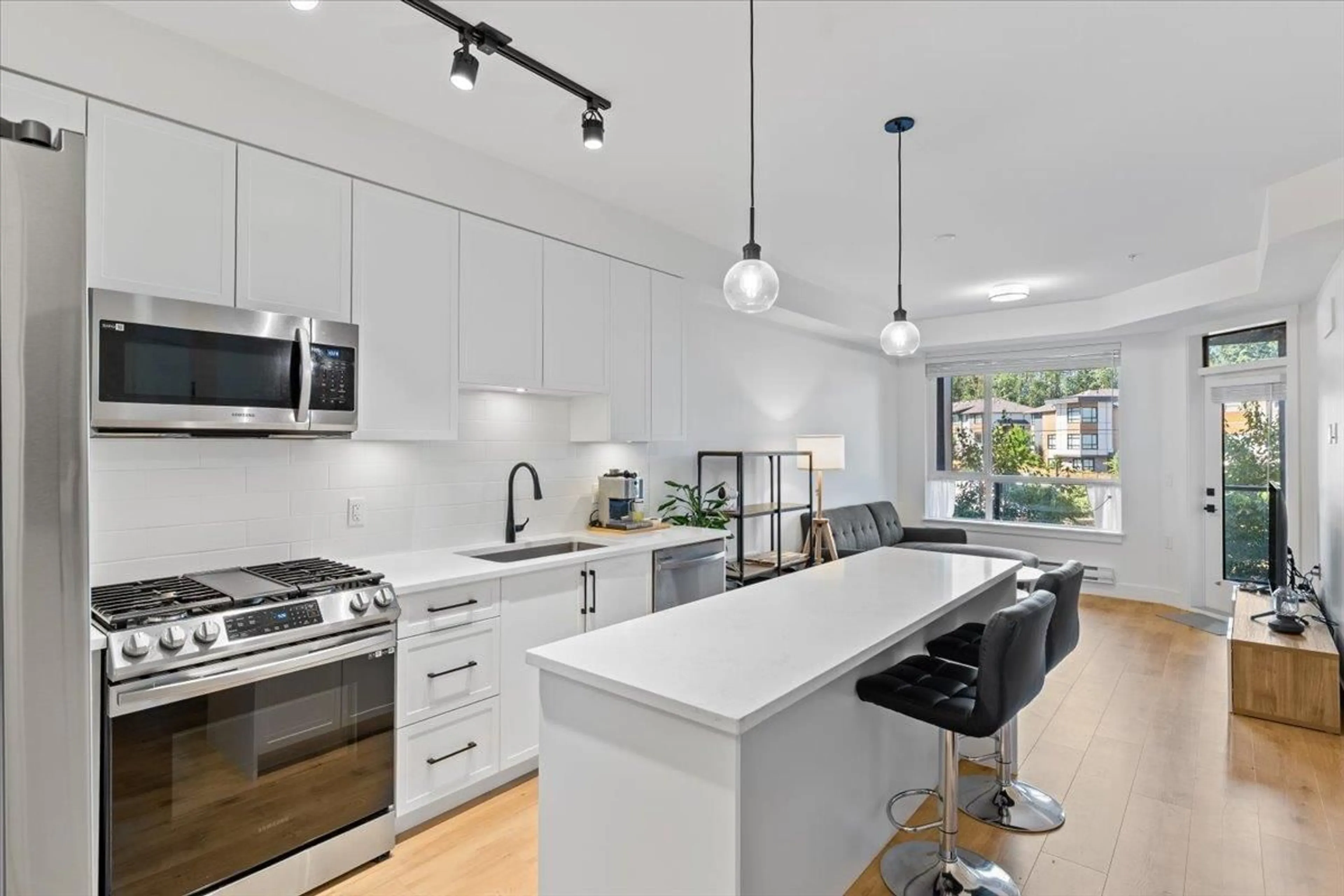 Open concept kitchen, unknown for 204 - 19935 75A, Langley British Columbia V2Y4L6