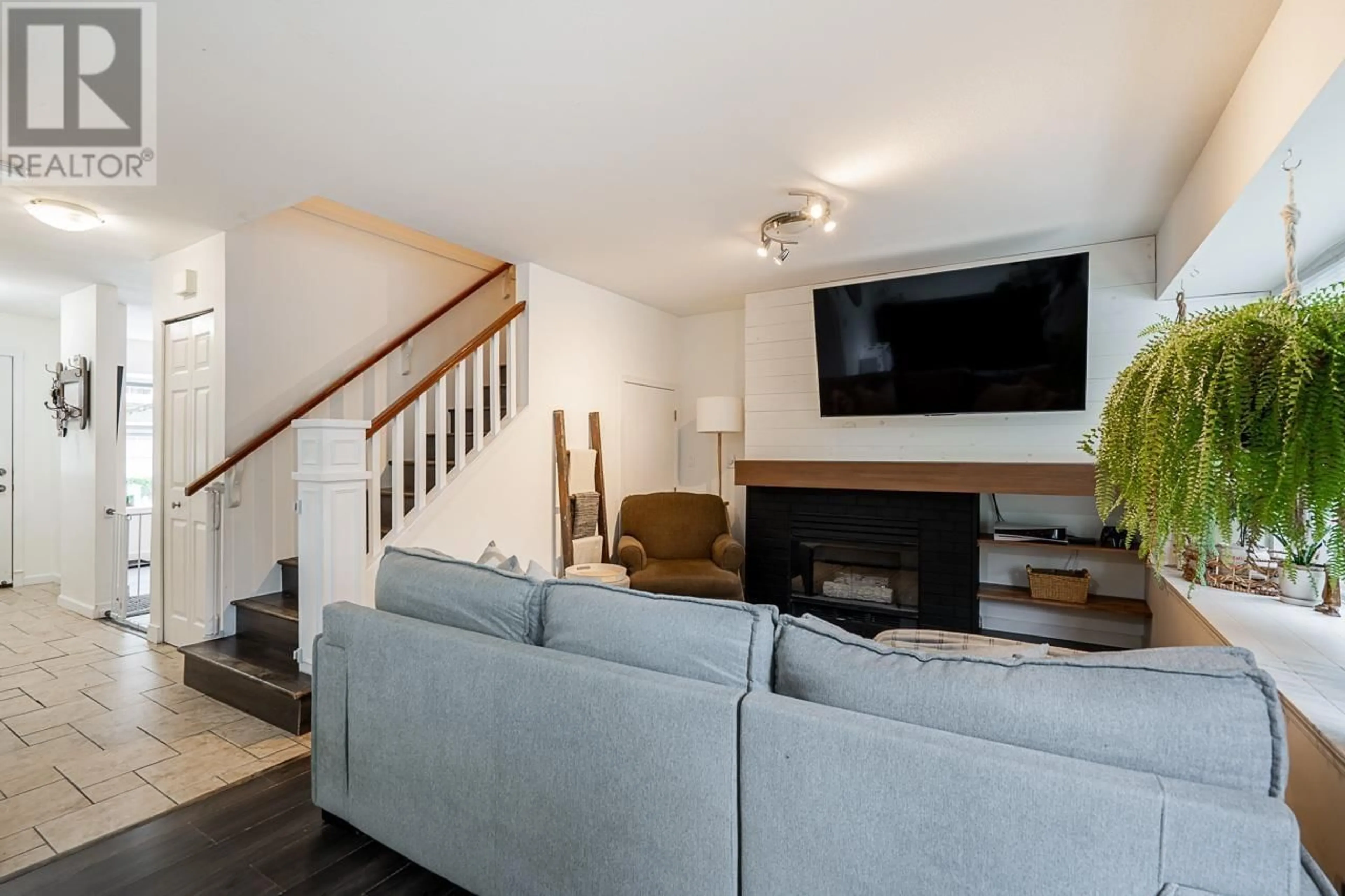 Living room with furniture, unknown for 30 - 12099 237 STREET, Maple Ridge British Columbia V4R2C3