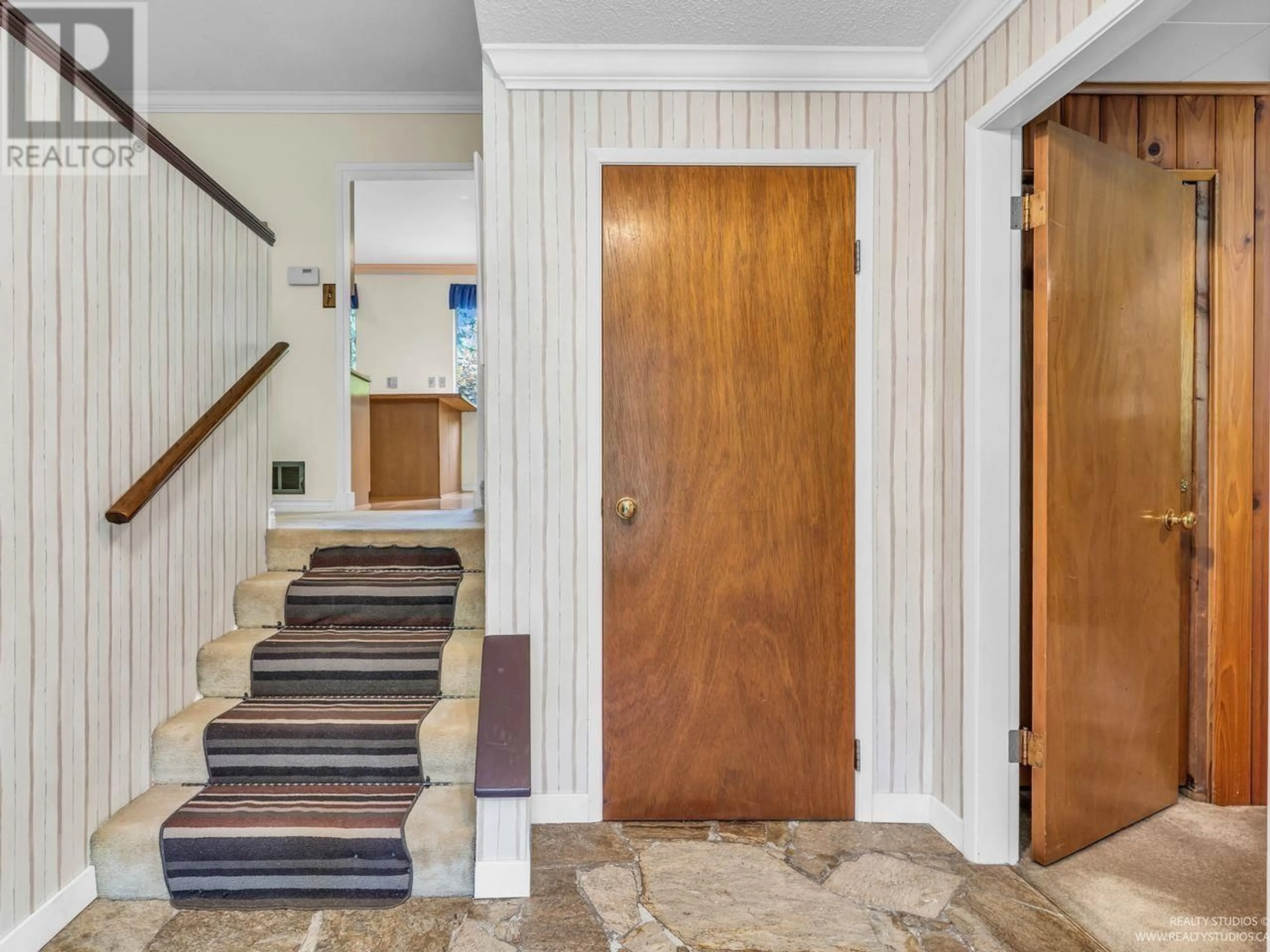 Indoor foyer for 5450 8B AVENUE, Delta British Columbia V4M1V6