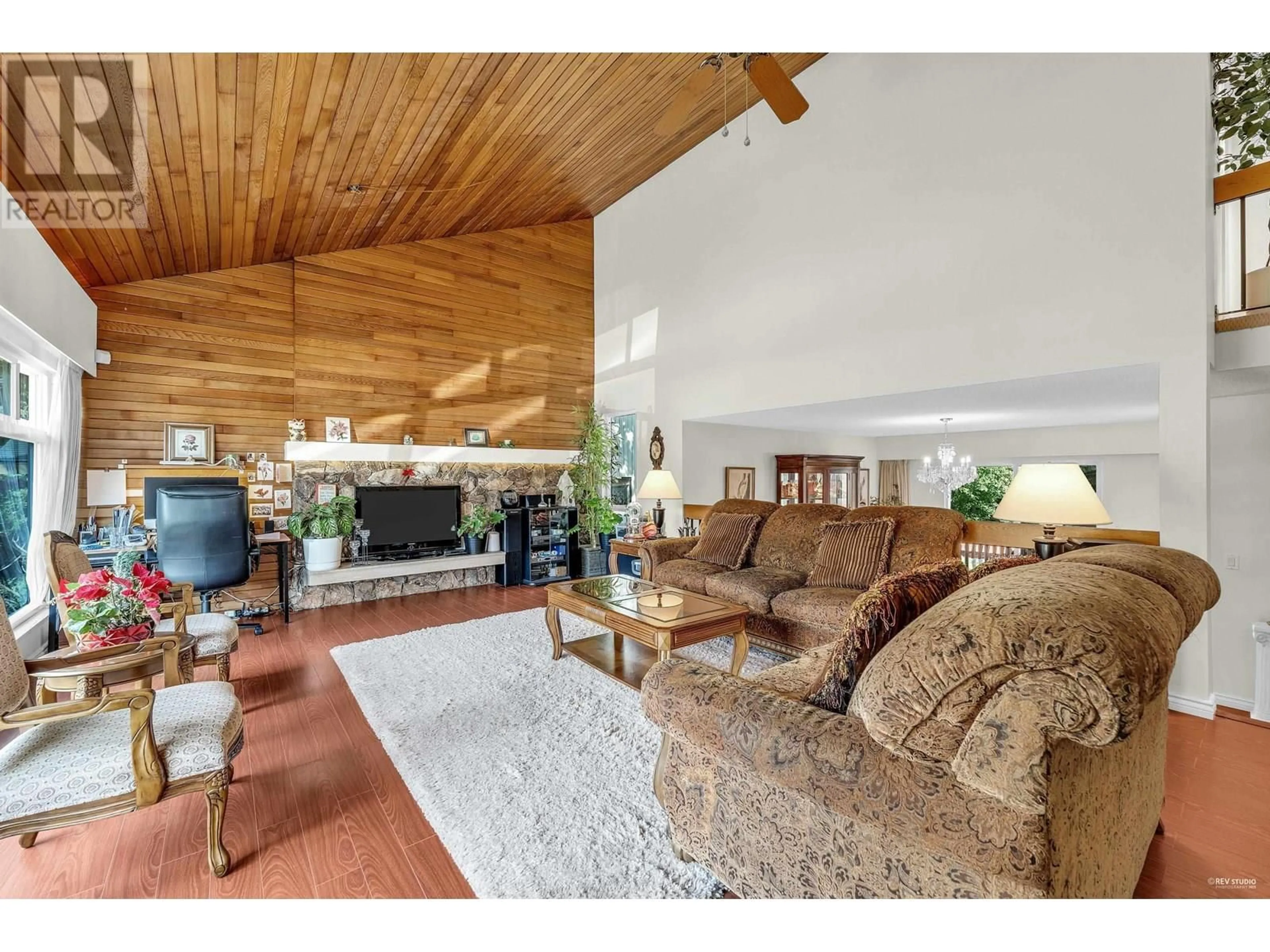 Living room with furniture, wood/laminate floor for 7331 LISMER AVENUE, Richmond British Columbia V6Y2X4