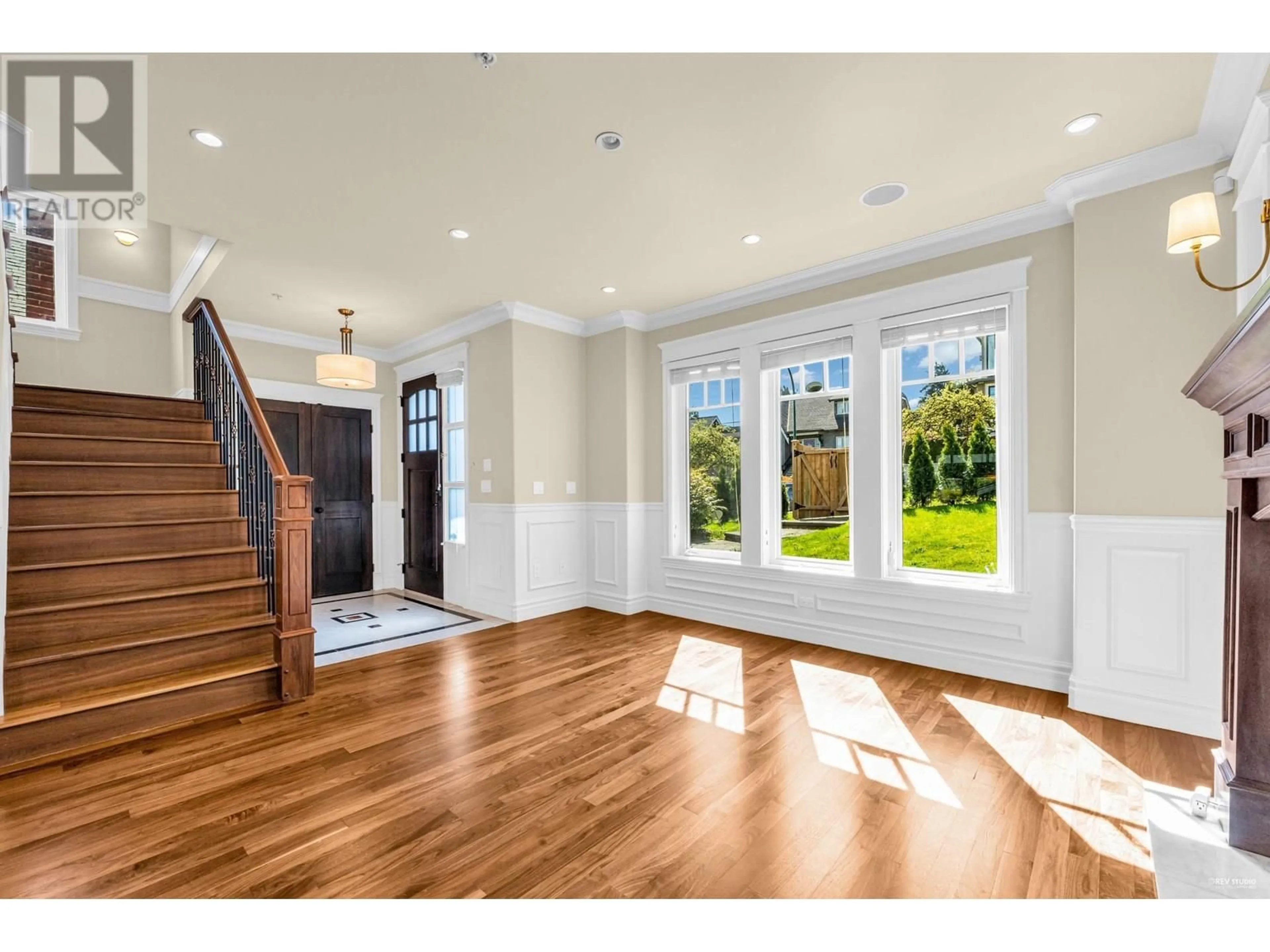 Indoor entryway for 4541 W 5TH AVENUE, Vancouver British Columbia V6R1S6