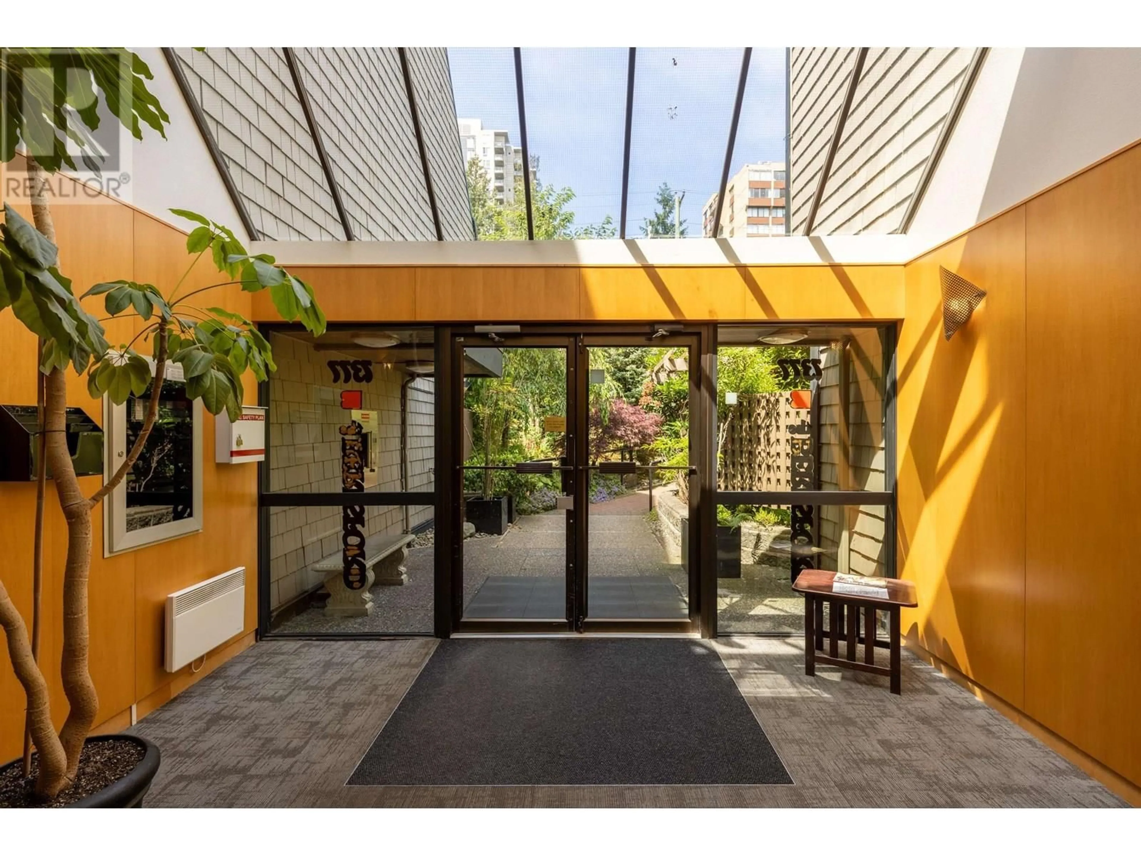 Indoor foyer for 224 - 7377 SALISBURY AVENUE, Burnaby British Columbia V5E4B2