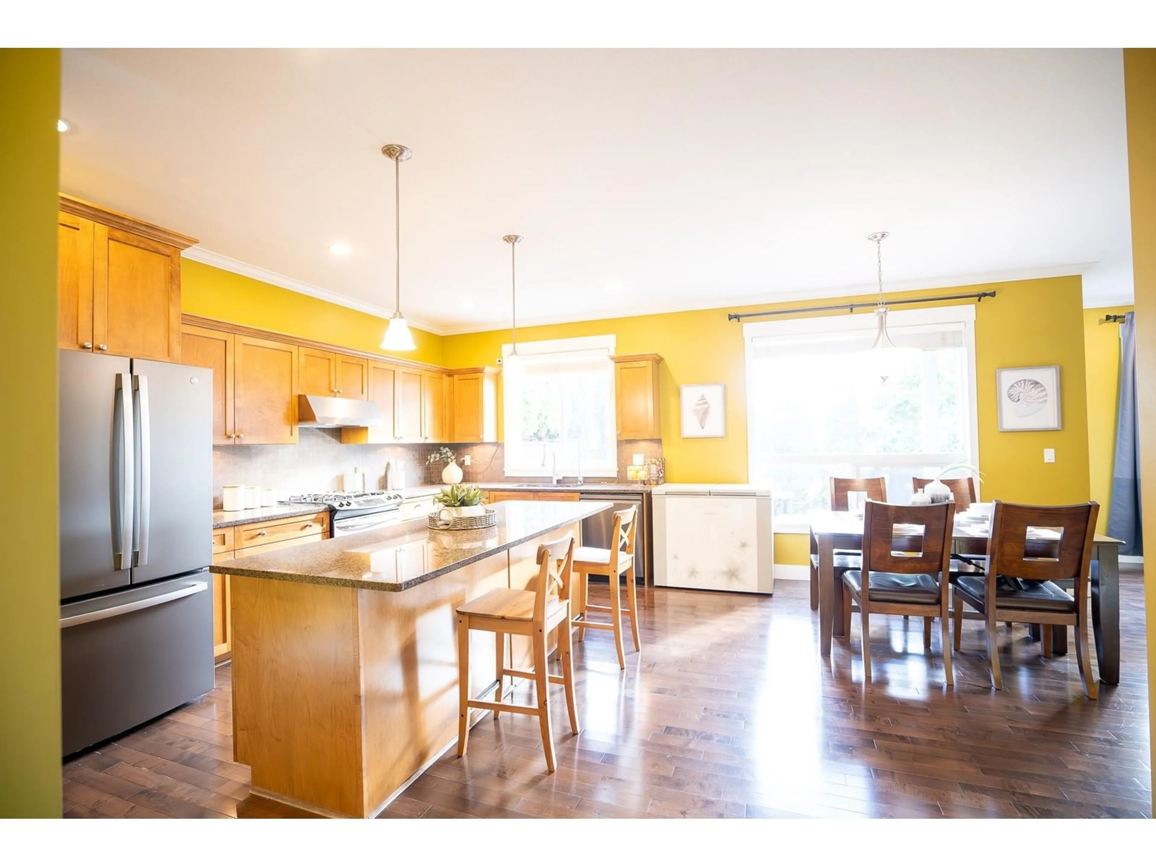 Open concept kitchen, wood/laminate floor for 17916 71, Surrey British Columbia V3S7C7