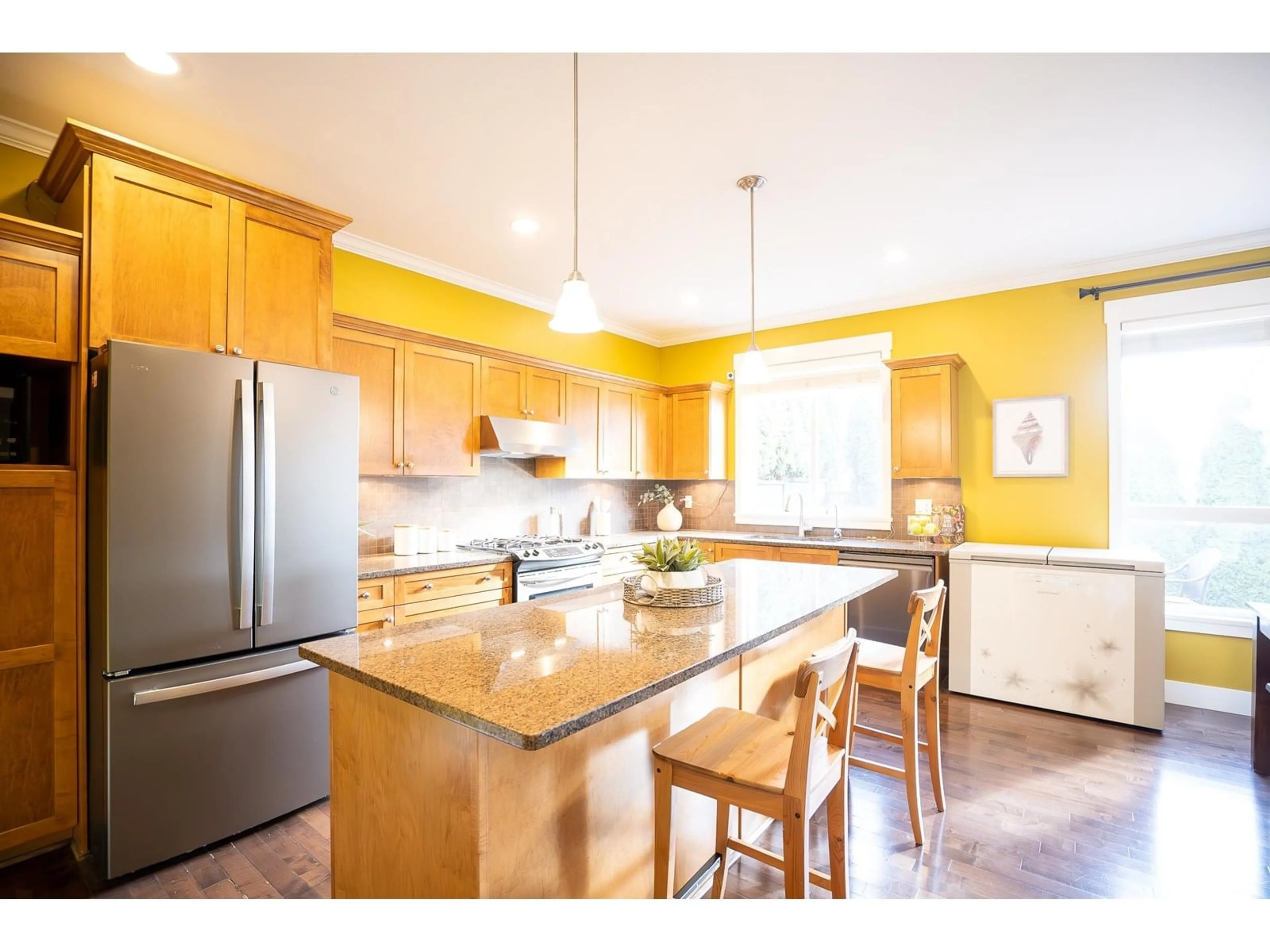 Open concept kitchen, wood/laminate floor for 17916 71, Surrey British Columbia V3S7C7