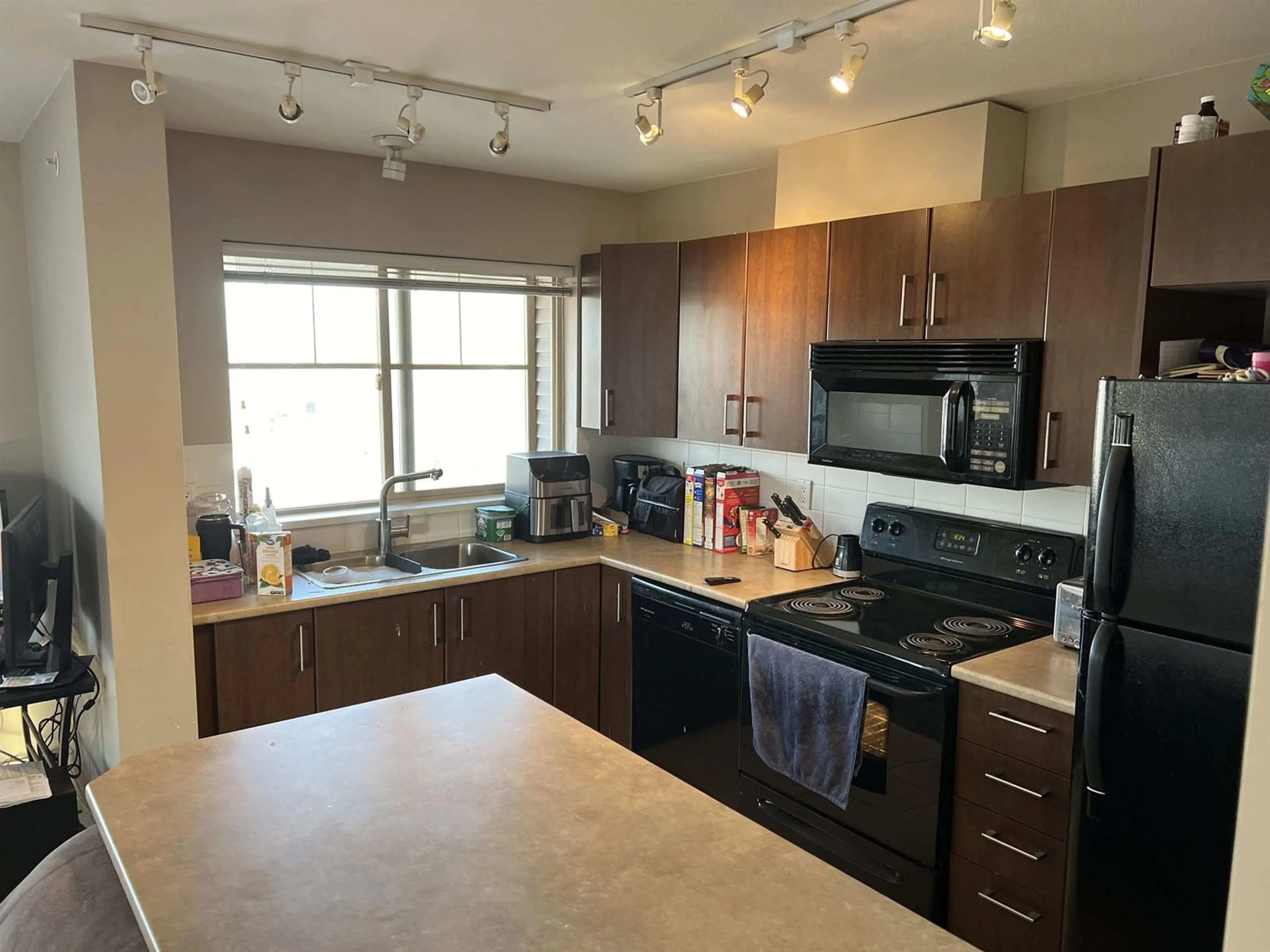 Standard kitchen, unknown for 402 - 45561 YALE ROAD, Chilliwack British Columbia V2P0A8