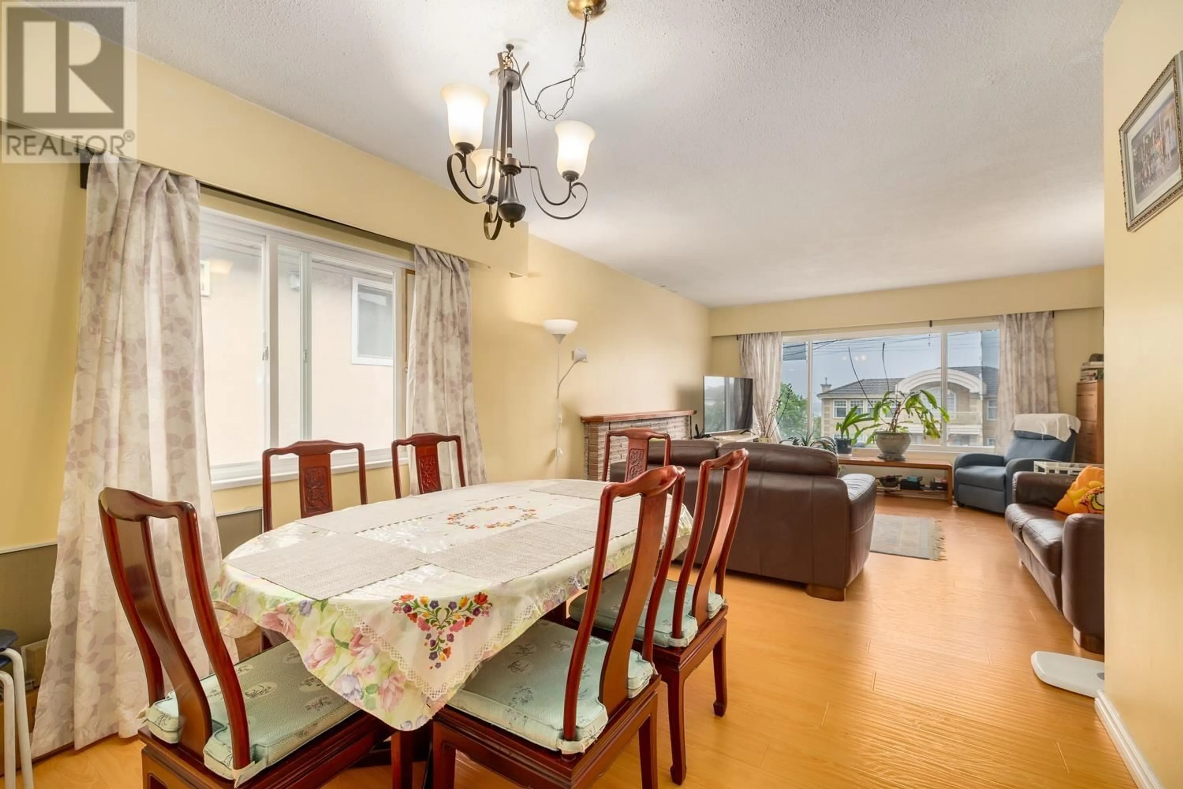 Dining room, wood/laminate floor for 5679 CLINTON STREET, Burnaby British Columbia V5J2M2