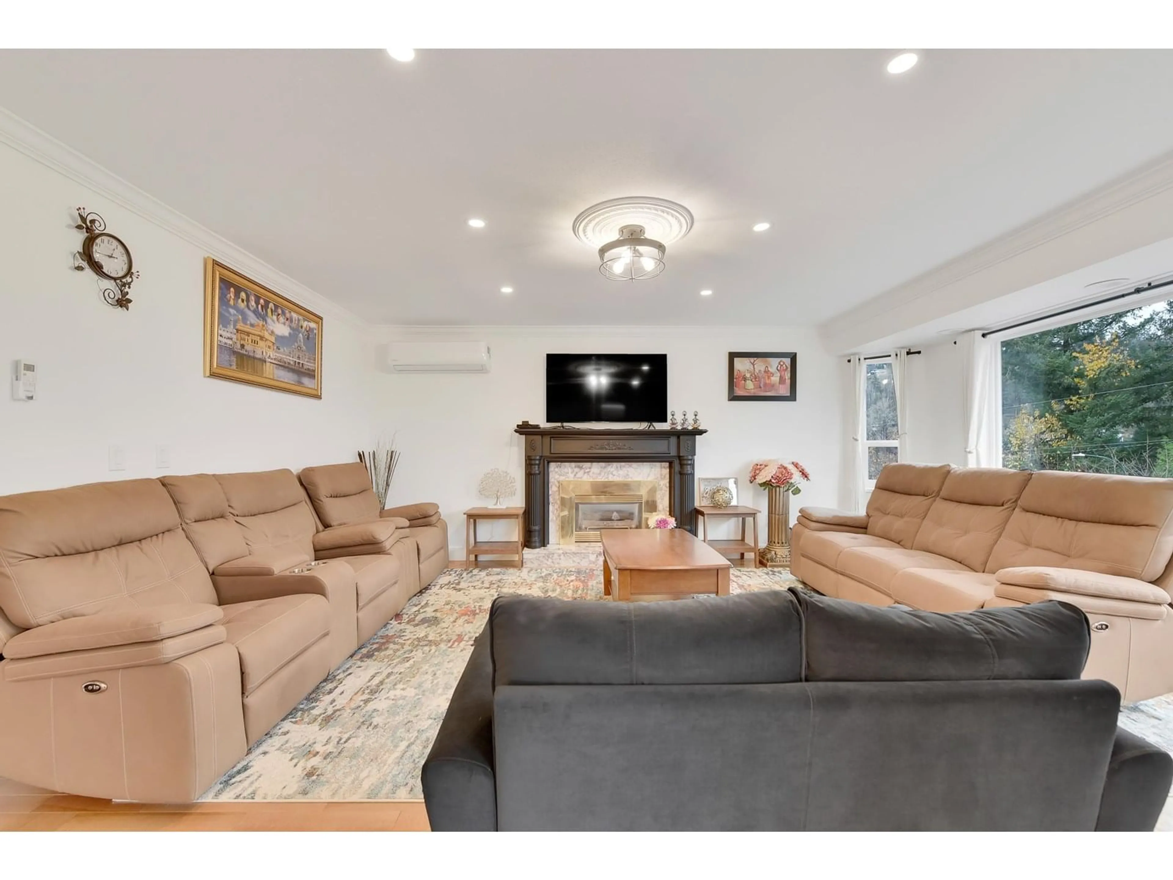 Living room with furniture, unknown for 2215 ORCHARD, Abbotsford British Columbia V3G2B7